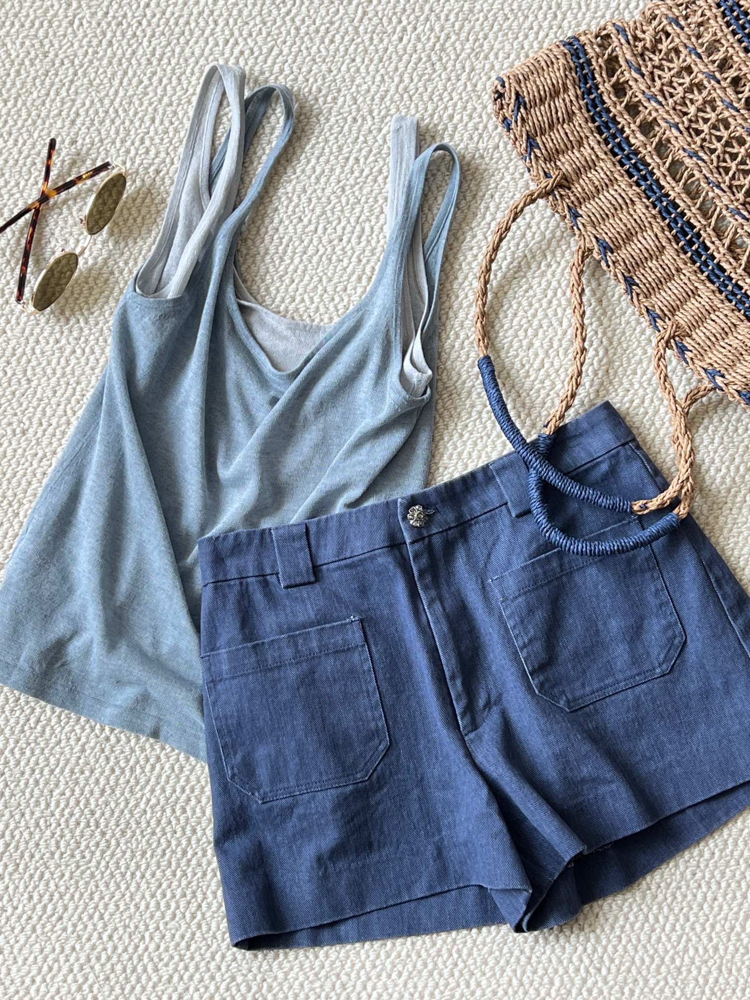 NO:331188,New product sharing [SS25 twin denim shorts] pure cotton heavy woven cleanfit skeleton, the waist diamond buckle is like a crystal ore in the crack, the back waist double-layer leather mark sealing fashionable password diamond buckle is hand-carved, the finishing touch!  Three-dimensional tailoring is a thin version Activate the y2k aesthetic gene!  sml, shorts,alexander wang19860909新品分享【SS25双生牛仔短裤】纯棉重磅织造cleanfit骨架,腰头钻石花扣如裂隙中的晶矿,后腰双层皮标封印时髦密码钻石花扣经手工雕琢,点睛幻彩！立体剪裁 是瘦版型 激活y2k美学基因！ sml,,shorts,alexander wang,Women's clothing