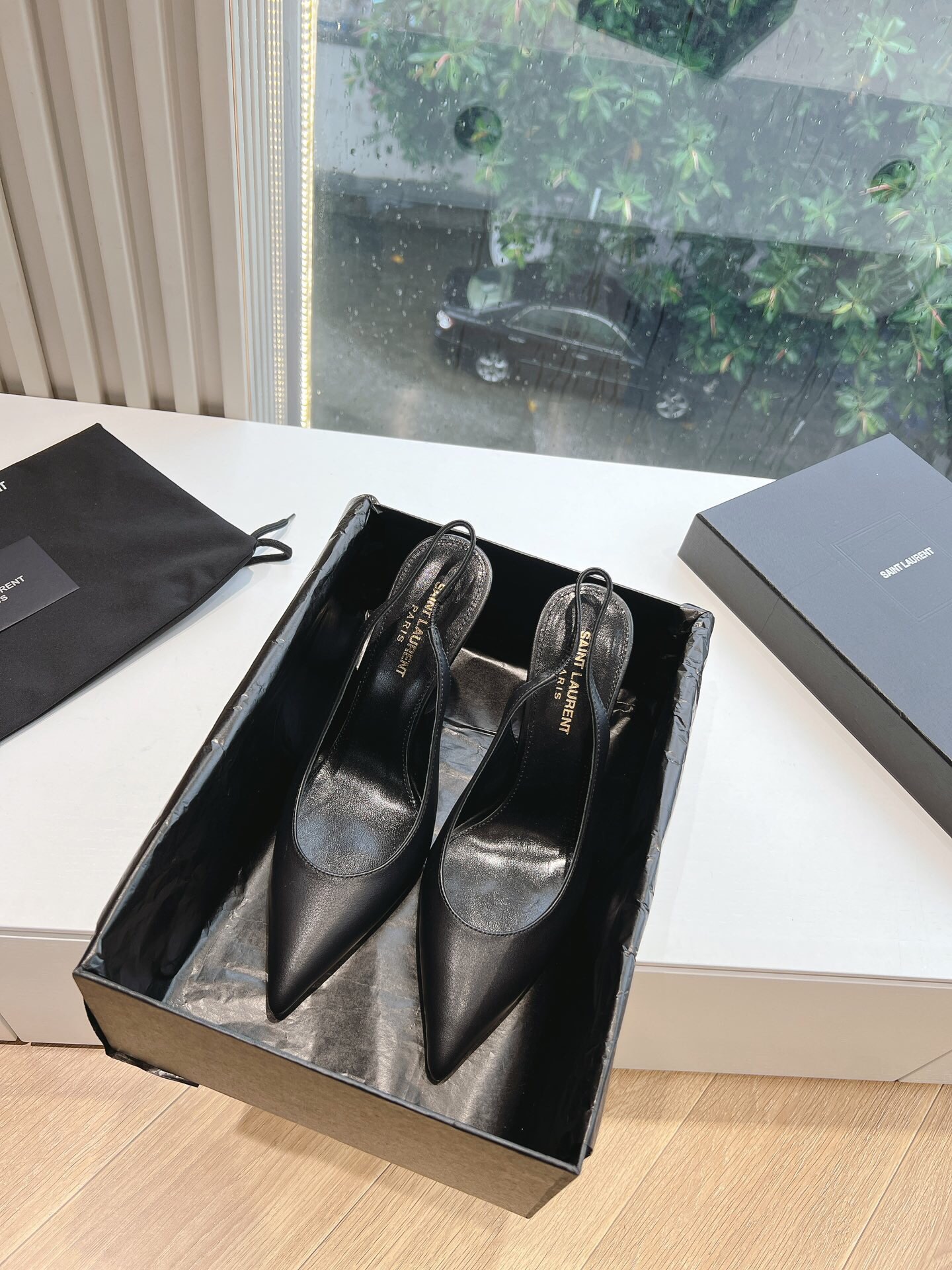 NO:171254,Top version [S**nt Laurent] YSL Saint Laurent logo heel high heel sandals with perfect skin exposure, making them look whiter and slim, classic and fashionable and versatile. The low-key reveals the elegant temperament material is made of imported original beef patent leather, the inner foot pad is imported sheepskin, the original replica leather sole is made of outsole, the heel height is 11cm, and the super high-strength steel is cast. It will not break the heel (break and smash) through various high-strength tests. This is a sexy sandal that makes people shine. The size is 35-39 (40.41 custom-made without return and exchange), sandals, saint laurent, saint laurent, sandals, sheepskin, Leather soles19860909顶级版本【S**nt Laurent】YSL 圣罗兰logo跟高跟凉鞋后带完美的露肤度更显得白显瘦,经典时尚百搭款 低调中透露出高雅气质材料采用进口原版牛漆皮做面,内里垫脚采用进口羊皮,大底原版复刻的真皮大底,跟高11cm,超高强度钢材铸造而成,通过各种高强度测试都不会断跟(掰砍砸),这是让人眼前一亮的性感凉鞋,码数35-39（40.41定制不退换),凉鞋,saint laurent,saint laurent,sandals,sheepskin,Leather soles,Women's Shoes