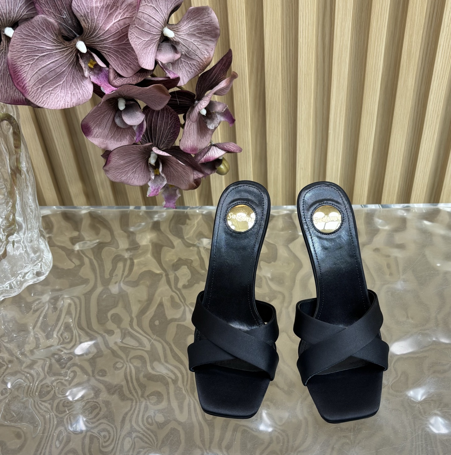 NO:232131,【SAINT LAURENT】Saint Laurent 25 spring early spring shoes classic OPYUM series new metal decorative LoGo design footbed YSL letter heel gentle and elegant, adding unique charm to your outfit. Whether it is dating or shopping, you can be beautiful~ Not only is it super good-looking, but it has a perfect score of comfort, no matter how hard you are, it does not grind your feet or is tired of your feet. The return rate is 100% like a walking hormone!  Size 35-40 (34/41 custom made without return) fabric, Finnish imported silk, inner, sheepskin, genuine leather outsole, heel height 10.5cm, high heels, saint laurent, saint laurent, saint laurent, saint laurent, high heels, sheepskin, silk fabric, Leather soles19860909【SAINT LAURENT】圣罗兰25春季早春鞋履经典OPYUM系列全新金属装饰LoGo设计垫脚 YSL字母鞋跟 温婉优雅 为您的穿搭增添独特的魅力 无论是约会还是逛街都能让你美美哒~ 不仅颜值超高而且舒适度满分完全不磨脚也不累脚哦 回头率百分百简直就是行走的荷尔蒙！码数 35-40（34/41定制不退换）面料 芬兰进口绸缎 内里 羊皮 真皮大底 跟高10.5cm,高跟鞋,saint laurent,saint laurent,saint laurent,high heels,sheepskin,silk fabric,Leather soles,Women's Shoes