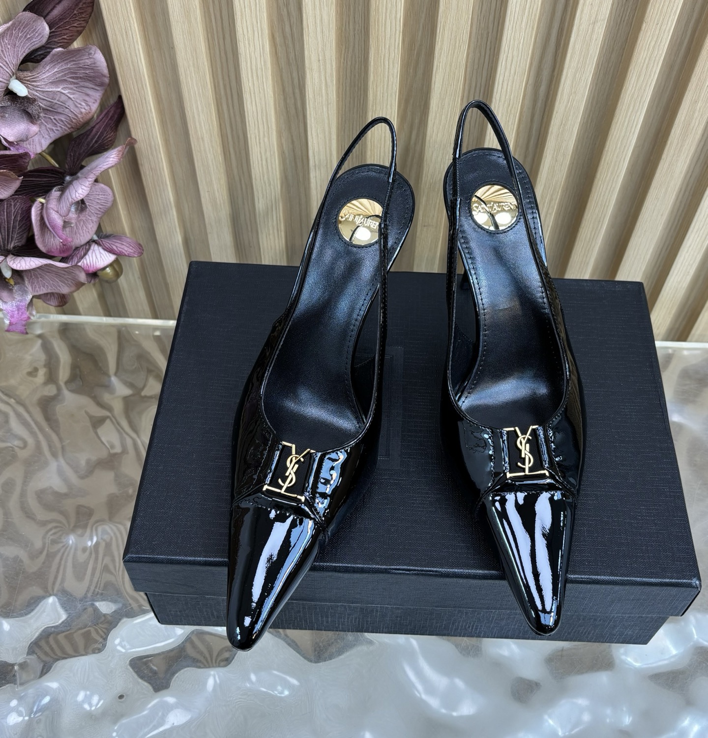 NO:613045,.YSL Saint Laurent SAINT LAURENT pointed-toe high-heeled shoes are a classic, comfortable and lightweight high-heeled shoes that are simply a must-have for fashionistas. The upper is cowhide patent leather/cowhide/butter leather, the lining is cowhide, and the outsole is genuine leather. Size 35-40 (41 non-returnable), high heels and sandals, saint laurent, saint laurent, saint laurent, sandals, high heels, cowhide, Leather soles19860909.YSL圣罗兰SAINT LAURENT 尖头高跟鞋一款经典之作、舒适又轻便的高跟鞋简直就是时髦精们的必备 鞋面牛漆皮/牛皮/牛油皮 内里牛皮里 大底真皮大底 码数35-40（41不退换）,高跟鞋凉鞋,saint laurent,saint laurent,saint laurent,sandals,high heels,cowhide,Leather soles,Women's Shoes