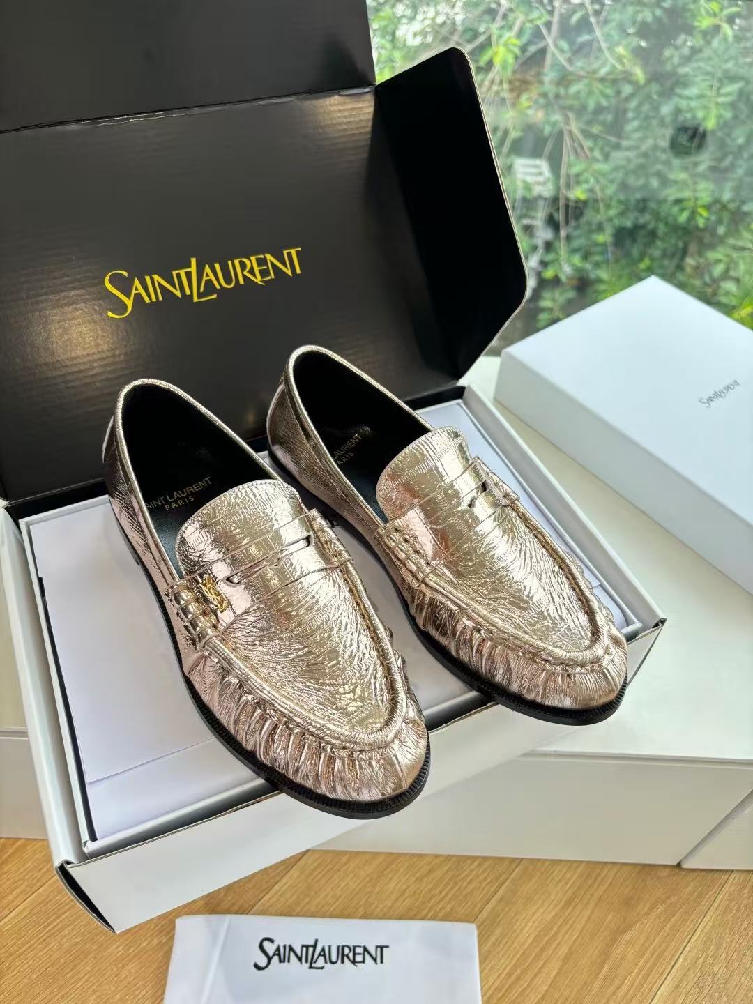 NO:721325,Men's size 30Saint Lauren*YSL Saint Laurent 2026 new YSL couple series loafers small logo loafers half-flop The iconic small logo is the soul of this pair of shoes. It is presented on the shoe body in a low-key and delicate manner. Different from the big and flamboyant logo, it is quiet but eye-catching. It outlines YSL's unique fashion DNA with simple lines and inadvertently reveals the profound heritage of the brand. The classic almond-shaped design of the toe cleverly modifies the foot shape.  It visually lengthens the foot line and highlights elegance and delicacy. Whether it is paired with simple wide-leg pants or a playful short skirt, it can be easily worn to show the charm of different styles and become the finishing touch in the look. The fabric has double-edged beads and the lining of the feet is all sheepskin. The sole is imported genuine leather outsole from Italy size 34-43 (34.40-43 customization is non-returnable and non-exchangeable) women's size  Men's size: 38-47 (38.46.47 customized, non-returnable and non-exchangeable) Men's size, loafers, saint laurent, saint laurent, saint laurent, loafers, skirts, sheepskin, Leather soles19860909男码30Saint Lauren*YSL圣罗兰2026新品YSL情侣系列乐福鞋小logo乐福鞋半拖标志性的小logo是这双鞋的灵魂所在 以低调而精致的姿态呈现于鞋身之上. 不同于张扬的大标识 它安静却醒目 用简洁线条勾勒出YSL独有的时尚DNA 在不经意间透露出品牌的深厚底蕴 鞋头的经典杏仁形设计 巧妙修饰脚型 在视觉上拉长足部线条 彰显优雅与秀气 . 无论是搭配简约阔腿裤 还是俏皮小短裙 都能轻松驾驭 展现不同风格魅力 成为造型中的点睛之笔. 面料对版开边珠 内里垫脚均为羊皮 鞋底意大利进口真皮大底 size34-43(34.40-43定制不退不换)女码 男码:38-47(38.46.47定制不退不换)男码,乐福鞋,saint laurent,saint laurent,saint laurent,loafers,skirts,sheepskin,Leather soles,Women's Shoes