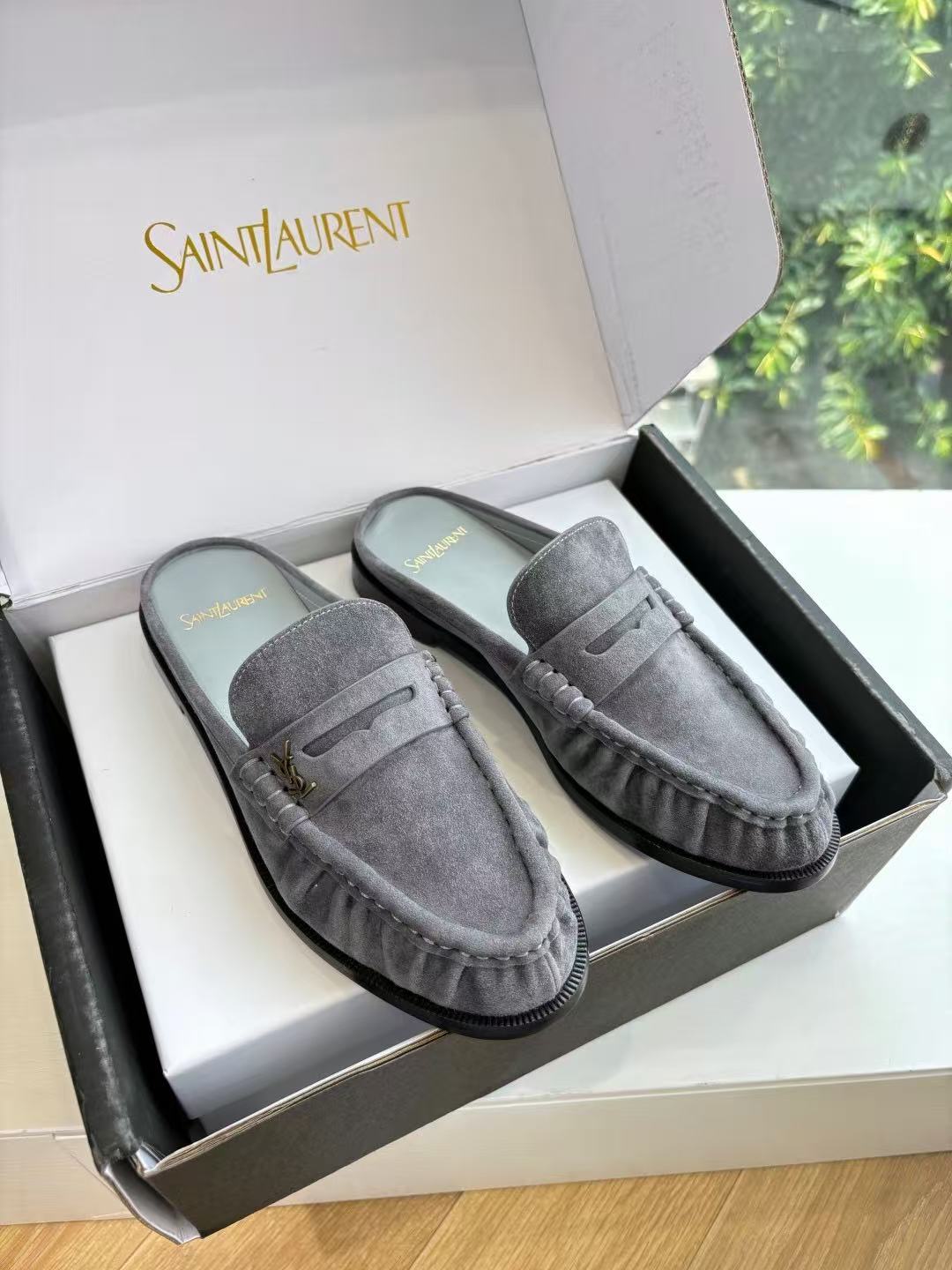NO:721320,Shipped with an airplane box Saint Lauren*YSL 25ss new YSL small logo loafers half-slippers. The iconic small logo is the soul of this pair of shoes. It is presented on the shoe body in a low-key and delicate manner. Different from the big and flamboyant logo, it is quiet but eye-catching. It outlines YSL's unique fashion DNA with simple lines and inadvertently reveals the profound heritage of the brand. The classic almond-shaped design of the toe cleverly modifies the foot shape.  It visually lengthens the foot line and highlights elegance and delicacy. Whether it is paired with simple wide-leg pants or a playful short skirt, it can be easily controlled to show the charm of different styles and become the finishing touch of the look. The fabric is made of original customized leather and the inner pads are all sheepskin. The soles are genuine leather outsole imported from Italy, size35-39 (customized 40/41.42.43), half drag, saint laurent, saint laurent, saint  laurent,loafers,skirts,sheepskin,leather soles19860909出货统一带飞机盒Saint Lauren*YSL圣罗兰25ss新品YSL小logo乐福鞋半拖 标志性的小logo是这双鞋的灵魂所在 以低调而精致的姿态呈现于鞋身之上. 不同于张扬的大标识 它安静却醒目 用简洁线条勾勒出YSL独有的时尚DNA 在不经意间透露出品牌的深厚底蕴 鞋头的经典杏仁形设计 巧妙修饰脚型 在视觉上拉长足部线条 彰显优雅与秀气 . 无论是搭配简约阔腿裤 还是俏皮小短裙 都能轻松驾驭 展现不同风格魅力 成为造型中的点睛之笔. 面料采用原版定制皮料 内里垫脚均为羊皮 鞋底意大利进口真皮大底 size35-39（40/41.42.43定制）,半拖,saint laurent,saint laurent,saint laurent,loafers,skirts,sheepskin,Leather soles,Women's Shoes