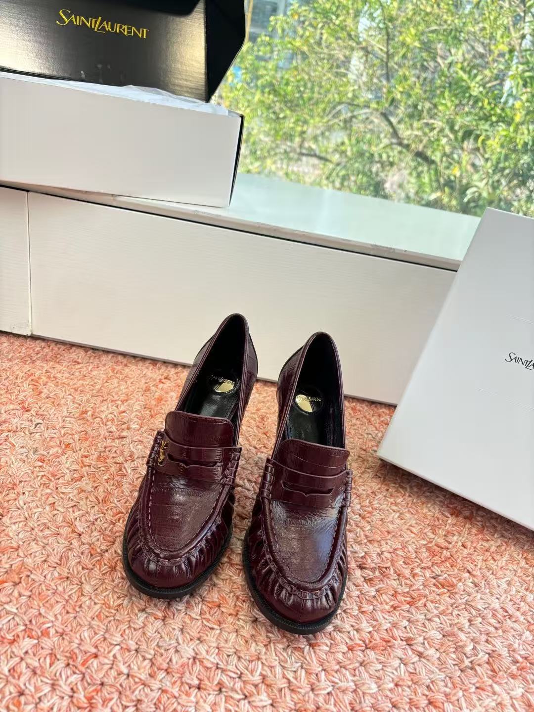 NO:721315,Shipped in a uniform box Saint Lauren*YSL Saint Laurent 2026 new YSL small logo high-heeled loafers. The iconic small logo is the soul of this pair of shoes. It is presented on the shoe body in a low-key and exquisite manner. Different from the big and flamboyant logo, it is quiet but eye-catching. It outlines YSL's unique fashion DNA with simple lines and inadvertently reveals the brand's profound heritage. The classic almond-shaped design of the toe cleverly modifies the foot shape.  It visually lengthens the foot line and highlights elegance and delicacy. Whether it is paired with simple wide-leg pants or a playful short skirt, it can be easily controlled to show the charm of different styles and become the finishing touch of the look. The fabric is made of original customized leather and the inner pads are all sheepskin. The soles are genuine leather outsole imported from Italy, size 35-39 (40/41.42. Customized, non-refundable and non-exchangeable), high heels, saint laurent, saint laurent, saint  laurent,loafers,high heels,skirts,sheepskin,Leather soles19860909出货统一带飞机盒Saint Lauren*YSL圣罗兰2026新品YSL小logo高跟乐福鞋 标志性的小logo是这双鞋的灵魂所在 以低调而精致的姿态呈现于鞋身之上. 不同于张扬的大标识 它安静却醒目 用简洁线条勾勒出YSL独有的时尚DNA 在不经意间透露出品牌的深厚底蕴 鞋头的经典杏仁形设计 巧妙修饰脚型 在视觉上拉长足部线条 彰显优雅与秀气 . 无论是搭配简约阔腿裤 还是俏皮小短裙 都能轻松驾驭 展现不同风格魅力 成为造型中的点睛之笔. 面料采用原版定制皮料 内里垫脚均为羊皮 鞋底意大利进口真皮大底 size35-39（40/41.42.定制不退不换),高跟鞋,saint laurent,saint laurent,saint laurent,loafers,high heels,skirts,sheepskin,Leather soles,Women's Shoes