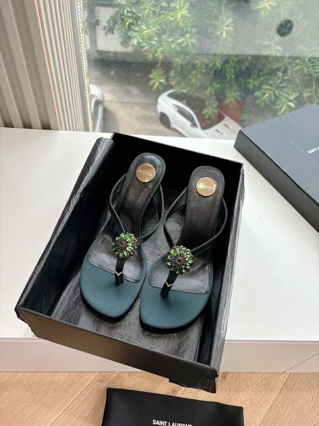 NO:722573,Top-quality Saint Laurent/Yves Saint Laurent Lee metal diamond chain pointed-toe high-heeled shoes. YSL sister's beautiful high-heeled shoes. They are the same high-heeled shoes as Saint Laurent Rose. The high-heeled shoes of the same style are very good at modifying the foot shape. The luxurious metal chain. In recent years, SLP has become more and more understanding of women in high-heeled shoes and has moved away from the awkward design impression of waterproof platform models. YSL's beautiful high-heeled shoes. The uppers are imported silk. The soles are genuine leather. The heel height is about 7cm.  Size 35-42 (34.41 customized, non-returnable and non-exchangeable), split-toe shoes, loro piana, saint laurent, saint laurent, saint laurent, high heels, real silk, Leather soles19860909顶级品质Saint Laurent / 圣罗兰Lee金属钻链条尖头高跟鞋YSL姐姐的美丽尤物高跟鞋 又是人间圣罗兰 Rose同款的高跟鞋化很好修饰脚型,奢华金属链 这几年SLP是在高跟鞋越来越懂女人了朝摒奔了防水台款的尴尬设计印象ysl绝美高跟鞋 鞋面进口真丝 鞋底真皮大底 跟高约7cm 尺码35-42(34.41定制不退不换),分趾鞋,loro piana,saint laurent,saint laurent,saint laurent,high heels,real silk,Leather soles,Women's Shoes