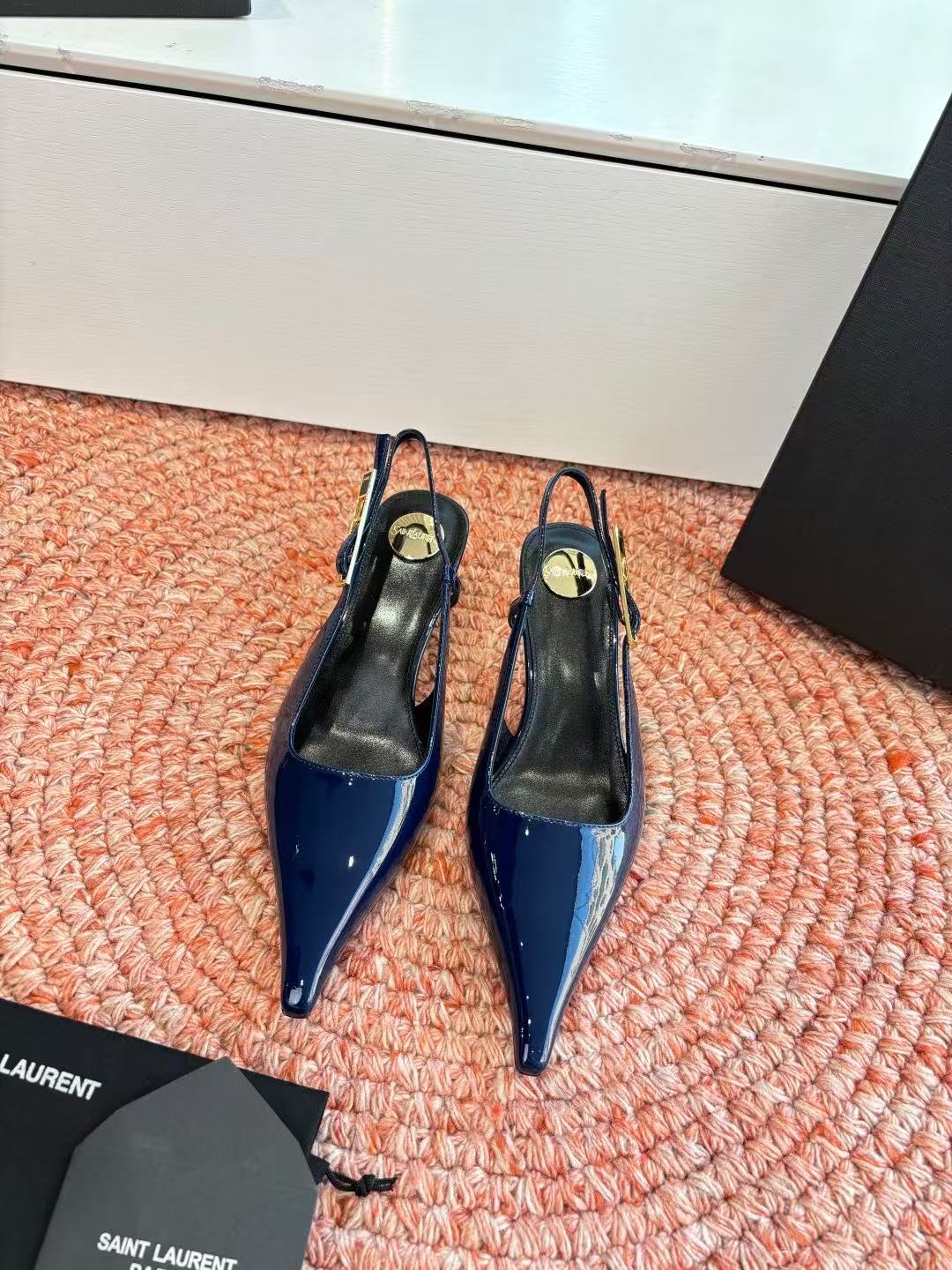 NO:749141,.Saint Laurent / Yves Saint Laurent Lee metal thin cat heels pointed toe low heels YSL sister's beauty is the same model as Saint Laurent Rose. The high heels are very good at modifying the foot shape. The upper is patent leather, the sole is genuine leather, and the heel height is 4.5cm. Size 35-42 (40, 41, 42 customization is non-returnable and non-exchangeable), high-heeled sandals, saint laurent, saint laurent, saint laurent, sandals, high  heels,leather soles19860909.Saint Laurent / 圣罗兰Lee金属细猫跟 尖头矮跟鞋YSL姐姐的美丽 又是人间圣罗兰 Rose同款的高跟鞋化很好修饰脚型,鞋面漆皮、鞋底真皮大底、跟高4.5cm.尺码35-42(40、41、42定制不退不换),高跟鞋凉鞋,saint laurent,saint laurent,saint laurent,sandals,high heels,Leather soles,Women's Shoes