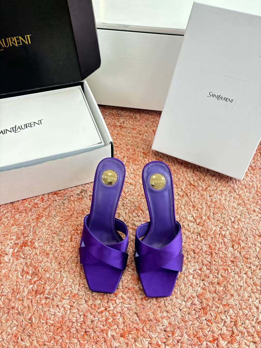 NO:749126,Saint Lauren* 26ss new YSL Logo high-heeled shoes and slippers ———————————— Comes with airplane case Ysl catwalk style high-heeled shoes. Match with various small skirts. You don’t have to choose the shape of your feet at all. Ysl Logo heels are particularly beautiful!  Under the illumination of the light, the illusion of color appears. It is so beautiful that the upper legs are so white that it makes people look up!  Release the infinite elegance and charm and explore more high-quality high heels!  Fabric, silk, leather outsole, heel height 10.5cm, size 35-40 (40 41 42 customized), high heels and slippers, saint laurent, saint laurent, saint laurent, high heels, slippers, skirts, real silk, Leather soles19860909圣罗兰Saint Lauren* 26ss新YSL Logo高跟鞋拖 ————————————配飞机盒 Ysl走秀款高跟鞋 各种小裙子搭配起来 完全不挑脚型哦 Ysl Logo跟特别好看！在光线的照耀下呈现幻彩 真的美的过分 上脚显白的让人上头！释放无限优雅魅力 探索更多臻选高跟鞋！ 面料真丝 大底真皮大底 跟高10.5cm 码数35-40（40 41 42定制）,高跟鞋拖鞋,saint laurent,saint laurent,saint laurent,high heels,slippers,skirts,real silk,Leather soles,Women's Shoes