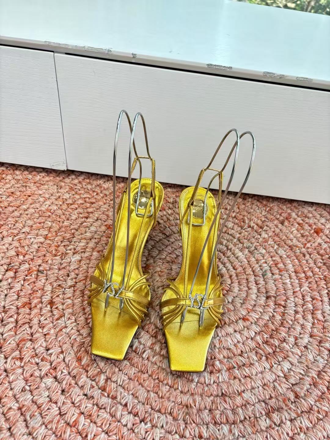 NO:749121,Saint Lauren* ss new YSL Logo square toe sandals, Ysl catwalk style high heels, match with various small skirts, you don’t have to choose the shape of your feet at all. Ysl Logo heels are particularly beautiful!  Under the illumination of the light, the illusion of color appears. It is so beautiful that the upper legs are so white that it makes people look up!  Release the infinite elegance and charm and explore more high-quality high heels!  Fabric silk, sheepskin lining, leather outsole, heel height 8cm, size 35-40 (34 40 41 42 customized), high heels sandals, saint laurent, saint laurent, saint laurent, sandals, high heels, skirts, sheepskin, real silk, Leather soles19860909圣罗兰Saint Lauren* ss新YSL Logo方头凉鞋Ysl走秀款高跟鞋 各种小裙子搭配起来 完全不挑脚型哦 Ysl Logo跟特别好看！在光线的照耀下呈现幻彩 真的美的过分 上脚显白的让人上头！释放无限优雅魅力 探索更多臻选高跟鞋！ 面料真丝 内里羊皮 大底真皮大底 跟高8cm 码数35-40（34 40 41 42定制）,高跟鞋凉鞋,saint laurent,saint laurent,saint laurent,sandals,high heels,skirts,sheepskin,real silk,Leather soles,Women's Shoes