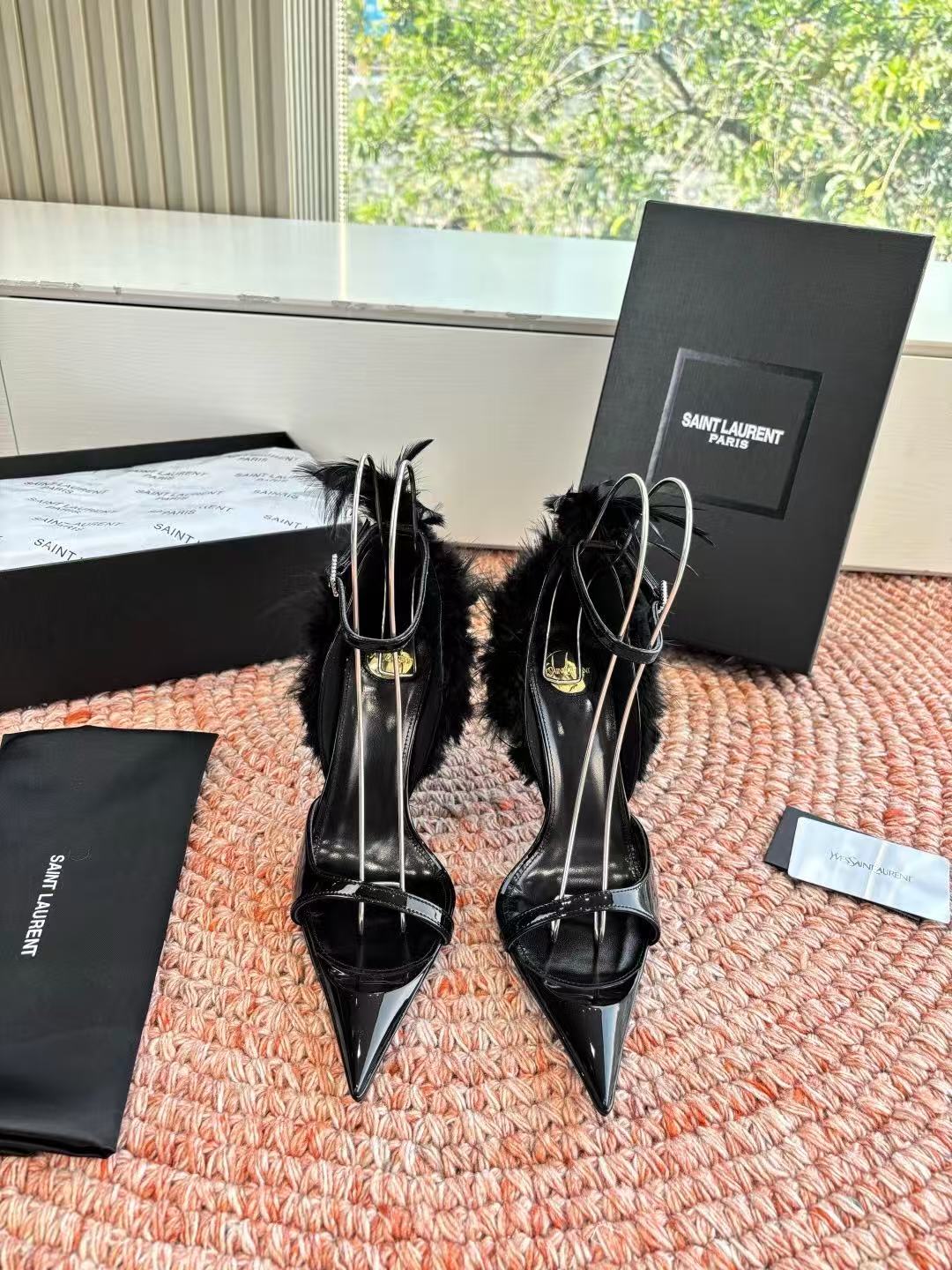 NO:751184,.Saint Laurent/Yves Saint Laurent bow sandals, pointy toe high heels, sister YSL’s beautiful high heels. They are the Saint Laurent in the world. The high heels of the same model as Rose are very good at modifying the foot shape, and the luxurious metal chain. In recent years, SLP has become more and more understanding of women in high heels and has moved away from the embarrassing design impression of waterproof platform models. YSL’s beautiful high heels. The uppers are imported patent leather/real animal hair. The soles are genuine leather. The heel height is about 11cm.  Size 35-42 (40-42 customized, non-returnable and non-exchangeable), high heels, loro piana, saint laurent, saint laurent, saint laurent, sandals, high heels, Leather soles19860909.Saint Laurent / 圣罗兰蝴蝶结单鞋凉鞋尖头高跟鞋YSL姐姐的美丽尤物高跟鞋 又是人间圣罗兰 Rose同款的高跟鞋化很好修饰脚型,奢华金属链 这几年SLP是在高跟鞋越来越懂女人了朝摒奔了防水台款的尴尬设计印象ysl绝美高跟鞋 鞋面进口漆皮/动物毛真毛 鞋底真皮大底 跟高约11cm 尺码35-42(40-42定制不退不换),高跟鞋,loro piana,saint laurent,saint laurent,saint laurent,sandals,high heels,Leather soles,Women's Shoes