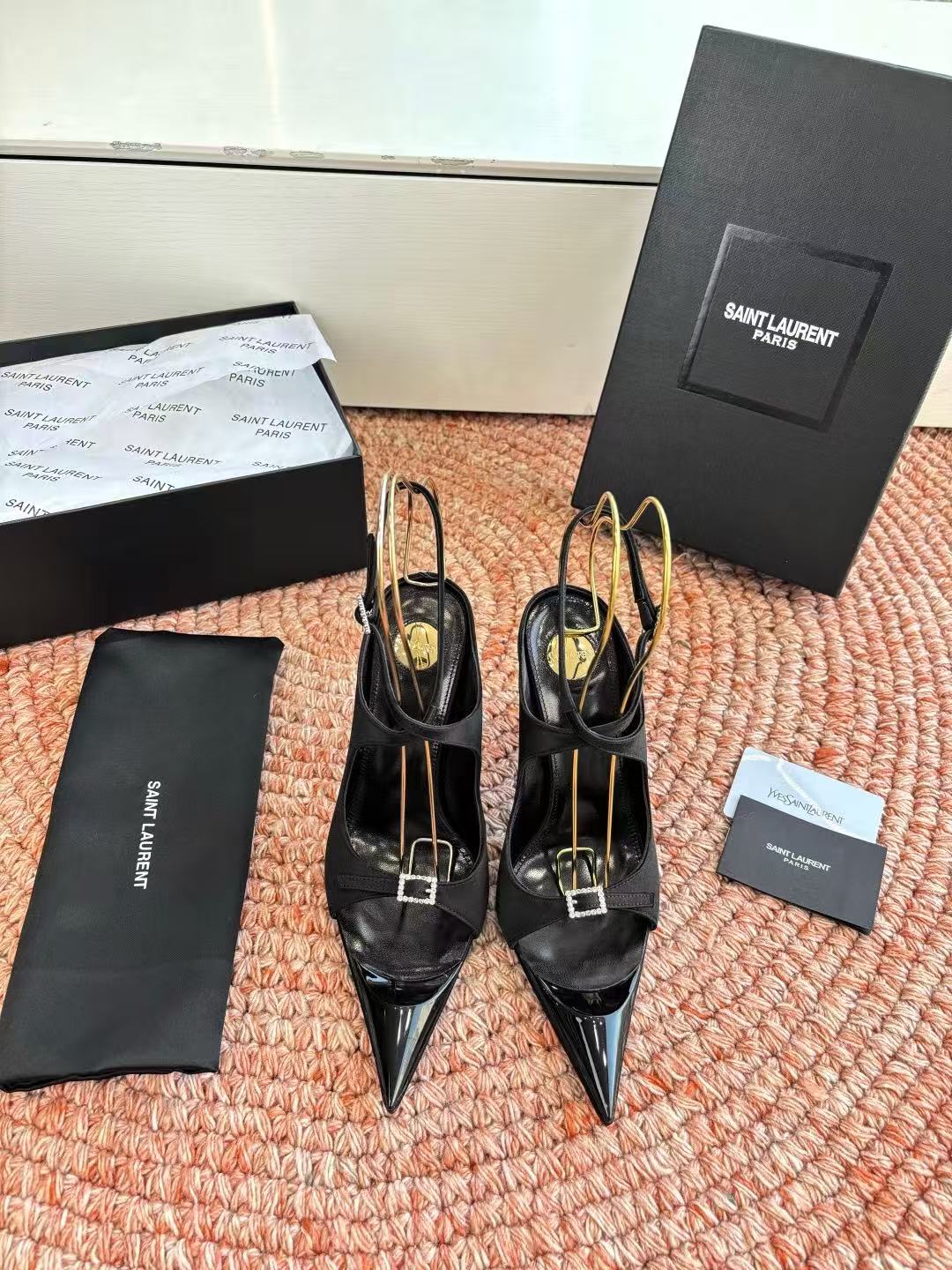 NO:751189,.Saint Laurent/Yves Saint Laurent bow sandals, pointed toe high heels, sister YSL’s beautiful high heels. They are the Saint Laurent in the world. Rose’s high heels are very good at modifying the foot shape, and the luxurious metal chain. In recent years, SLP has become more and more understanding of women in high heels and has moved away from the embarrassing design impression of waterproof platform models. YSL’s beautiful high heels. The uppers are imported silk, the soles are leather soles, and the heel height is about 11cm.  Size 35-42 (40-42 customized, non-returnable and non-exchangeable), high heels, loro piana, saint laurent, saint laurent, saint laurent, sandals, high heels, real silk, Leather soles19860909.Saint Laurent / 圣罗兰蝴蝶结单鞋凉鞋尖头高跟鞋YSL姐姐的美丽尤物高跟鞋 又是人间圣罗兰 Rose同款的高跟鞋化很好修饰脚型,奢华金属链 这几年SLP是在高跟鞋越来越懂女人了朝摒奔了防水台款的尴尬设计印象ysl绝美高跟鞋 鞋面进口真丝 鞋底真皮大底 跟高约11cm 尺码35-42(40-42定制不退不换),高跟鞋,loro piana,saint laurent,saint laurent,saint laurent,sandals,high heels,real silk,Leather soles,Women's Shoes