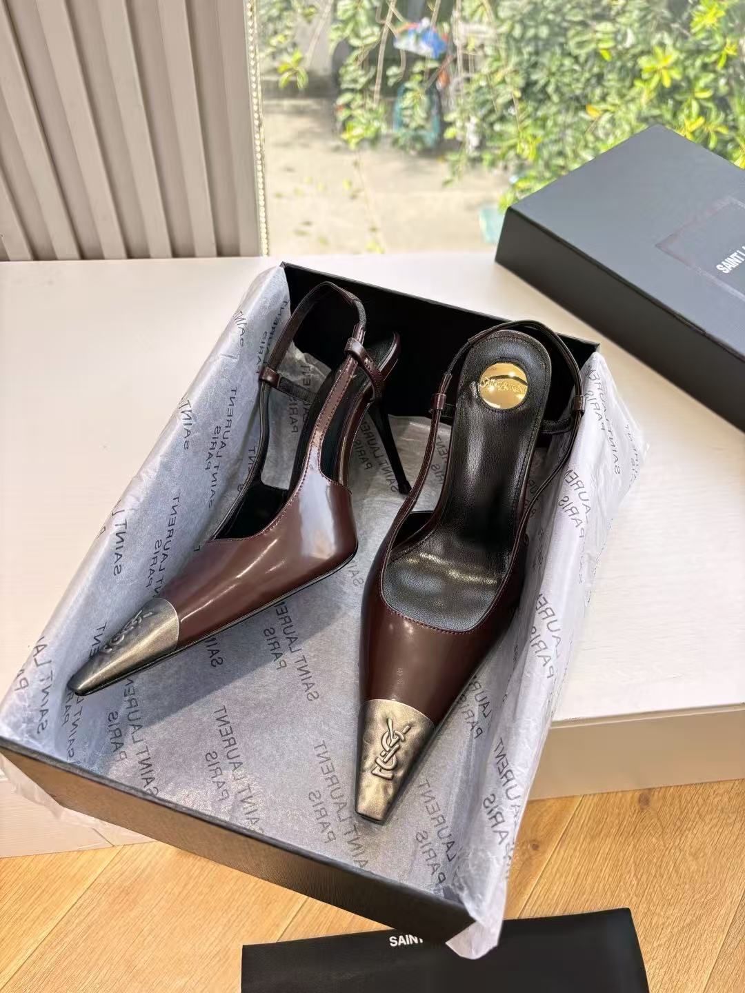 NO:751192,.Top quality Saint Laurent / Saint Laurent Lee metal retro silver buckle small square toe sandals. YSL sister's beautiful high heels are the same style as Saint Laurent Rose. The high heels are very good at modifying the foot shape. The upper is imported patent leather/open edge beads. The sole is genuine leather. The heel height is about 9cm. Sizes 35-39 (40, 41, 42 customized, non-returnable and non-exchangeable), high heels, saint laurent, saint  laurent,saint laurent,sandals,high heels,leather soles19860909.顶级品质Saint Laurent / 圣罗兰Lee金属复古银扣小方头凉鞋 YSL姐姐的美丽尤物高跟鞋 又是人间圣罗兰 Rose同款的小方头 高跟鞋化很好修饰脚型, 鞋面进口漆皮/开边珠 鞋底真皮大底 跟高约9cm 尺码35-39（40,41、42定制不退不换）,高跟鞋,saint laurent,saint laurent,saint laurent,sandals,high heels,Leather soles,Women's Shoes