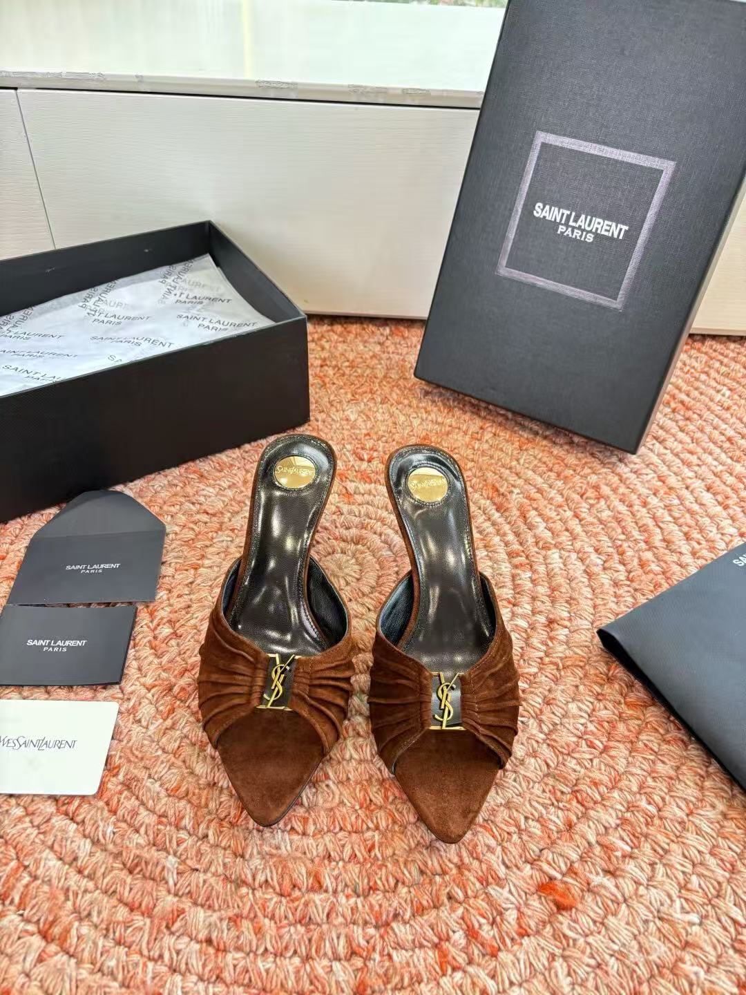 NO:787329,.YSL Saint Laurent / Yves Saint Laurent ysl slippers are super super popular medium-heeled slippers. The hardware buckles of each layout in our home must be customized at a 1:1 mold!  The effect is very comfortable, the foot feels great, and whether you pair it with jeans, a small suit, or a skirt, it can be matched naturally. The upper is cowhide/oiled leather/sheep leather, the lining is sheepskin, and the sole is genuine leather. Size 35-42 (40-42 customization is non-returnable and non-exchangeable), high heels and slippers, saint laurent, saint laurent, saint laurent, high  heels,slippers,skirts,jeans,cowhide,sheepskin,sheep,Leather soles19860909.YSL Saint Laurent / 圣罗兰ysl拖鞋 超级超级无敌火爆的一个款中跟拖鞋这款我们家每个版面的五金扣都要开模1:1定制！效果非常舒服,脚感很棒,而且无论你搭配牛仔裤,小西服,裙子,都能搭配自然 鞋面牛皮/油腊皮/羊京 内里绵羊皮 鞋底真皮大底 尺码35-42（40-42定制不退不换),高跟鞋拖鞋,saint laurent,saint laurent,saint laurent,high heels,slippers,skirts,jeans,cowhide,sheepskin,sheep,Leather soles,Women's Shoes