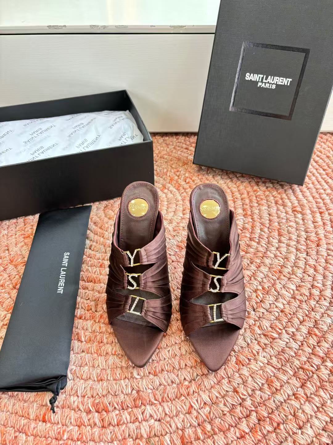 NO:781876,.Saint Laurent/Yves Saint Laurent's new sandals, pointed toe high heels, YSL sister's beautiful high heels. They are the Saint Laurent in the world. Rose's high heels are very good at modifying the foot shape, and the luxurious metal chain. In recent years, SLP has become more and more understanding of women in high heels. The embarrassing design impression is YSL's beautiful high heels. The upper is imported silk. The sole is leather. The heel height is about 7cm. Size 35-42 (40.41.42 customization is non-returnable and non-exchangeable), high-heeled shoes and slippers, loro  piana,saint laurent,saint laurent,saint laurent,sandals,high heels,slippers,real silk,Leather soles19860909.Saint Laurent / 圣罗兰新款凉鞋尖头高跟鞋YSL姐姐的美丽尤物高跟鞋 又是人间圣罗兰 Rose同款的高跟鞋化很好修饰脚型,奢华金属链 这几年SLP是在高跟鞋越来越懂女人了尴尬设计印象ysl绝美高跟鞋 鞋面进口真丝 鞋底真皮大底 跟高约7cm 尺码35-42(40.41.42定制不退不换),高跟鞋拖鞋,loro piana,saint laurent,saint laurent,saint laurent,sandals,high heels,slippers,real silk,Leather soles,Women's Shoes