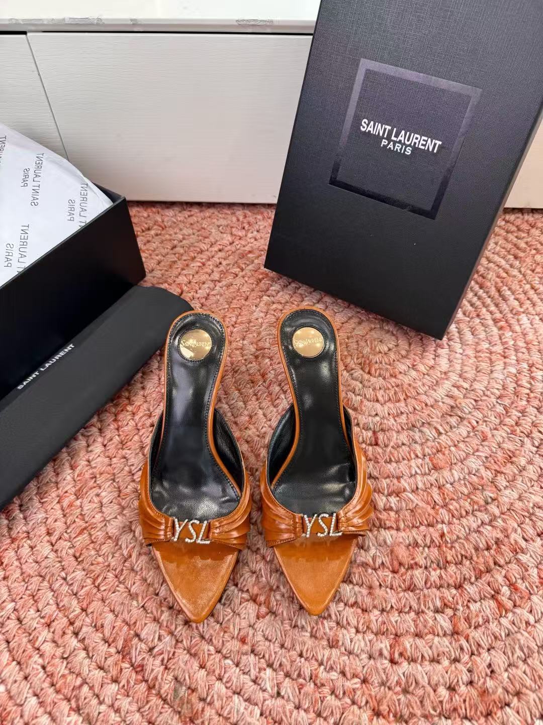 NO:781871,Top-quality Saint Laurent/Yves Saint Laurent LeeYSL sister's beauty is another Saint Laurent in the world. Rose's high-heeled shoes, sandals and slippers are very good at modifying the foot shape, and the luxurious metal chain. In recent years, SLP has become more and more understanding of women in high-heeled shoes and has moved away from the awkward design impression of ysl beautiful sandals and slippers. Upper cowhide leather sole sole Size 35-42 (40-42 customization is non-returnable and non-exchangeable), high-heeled shoes and slippers, loro  piana,saint laurent,saint laurent,saint laurent,sandals,high heels,slippers,cowhide,Leather soles19860909顶级品质Saint Laurent / 圣罗兰LeeYSL姐姐的美丽尤物又是人间圣罗兰 Rose同款的高跟鞋凉鞋拖鞋化很好修饰脚型,奢华金属链 这几年SLP是在高跟鞋越来越懂女人了朝摒奔了款的尴尬设计印象ysl绝美凉鞋拖鞋 鞋面牛皮 鞋底真皮大底 尺码35-42(40-42定制不退不换),高跟鞋拖鞋,loro piana,saint laurent,saint laurent,saint laurent,sandals,high heels,slippers,cowhide,Leather soles,Women's Shoes