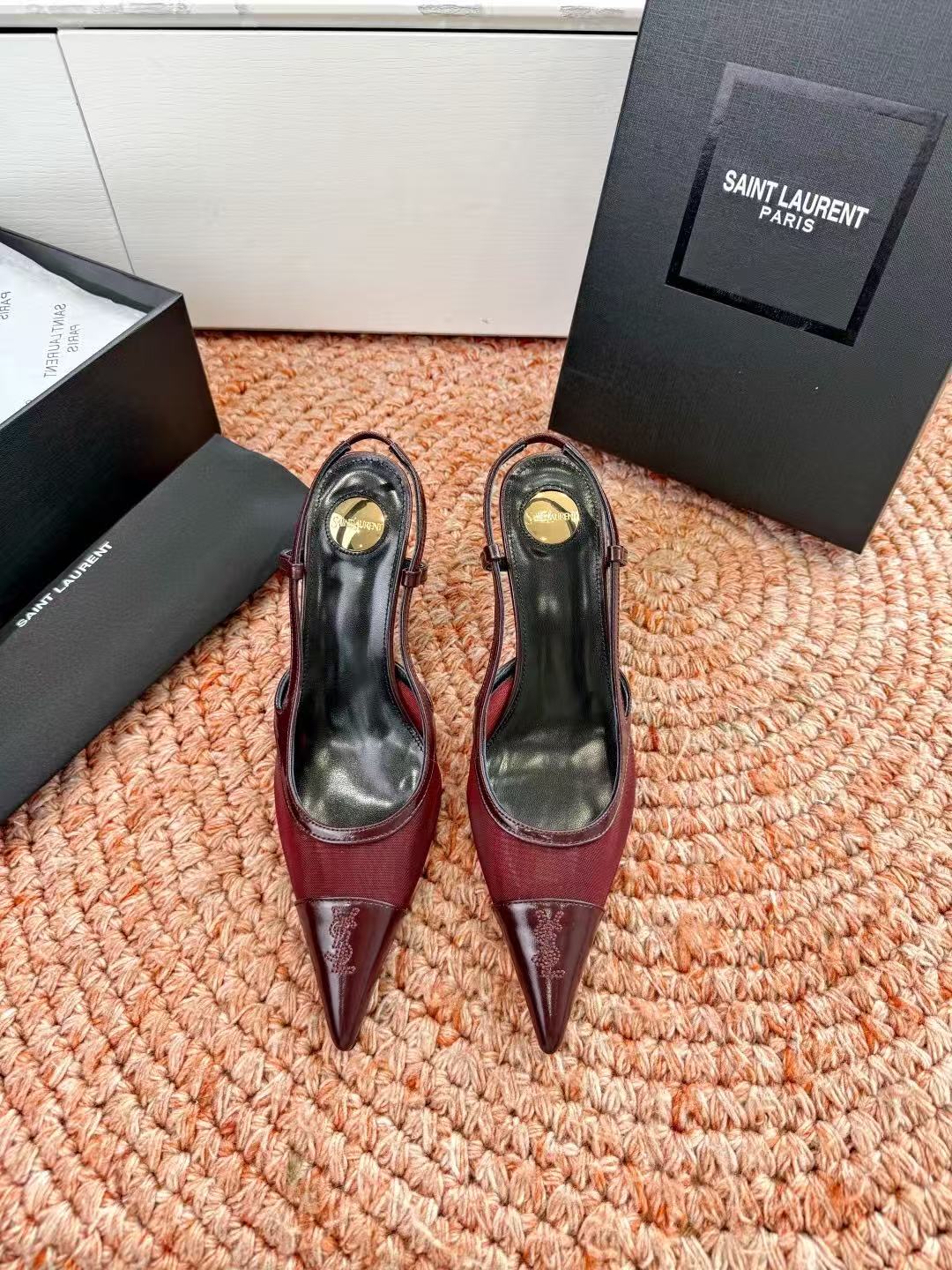 NO:781858,.Saint Laurent / Yves Saint Laurent LeeYSL sister's beauty is another Saint Laurent in the world. Rose's high-heeled shoes, sandals and slippers are very good at modifying the foot shape. The luxurious metal chain. In recent years, SLP has become more and more familiar with women in high-heeled shoes and has moved away from the embarrassing design impression. ysl beautiful sandals and slippers. Upper cowhide. Leather sole. Size 35-42 (40-42 customization is non-returnable and non-exchangeable). High-heeled sandals, loro piana, saint  laurent,saint laurent,saint laurent,sandals,high heels,slippers,cowhide,Leather soles19860909.Saint Laurent / 圣罗兰LeeYSL姐姐的美丽尤物又是人间圣罗兰 Rose同款的高跟鞋凉鞋拖鞋化很好修饰脚型,奢华金属链 这几年SLP是在高跟鞋越来越懂女人了朝摒奔了款的尴尬设计印象ysl绝美凉鞋拖鞋 鞋面牛皮 鞋底真皮大底 尺码35-42(40-42定制不退不换),高跟鞋凉鞋,loro piana,saint laurent,saint laurent,saint laurent,sandals,high heels,slippers,cowhide,Leather soles,Women's Shoes