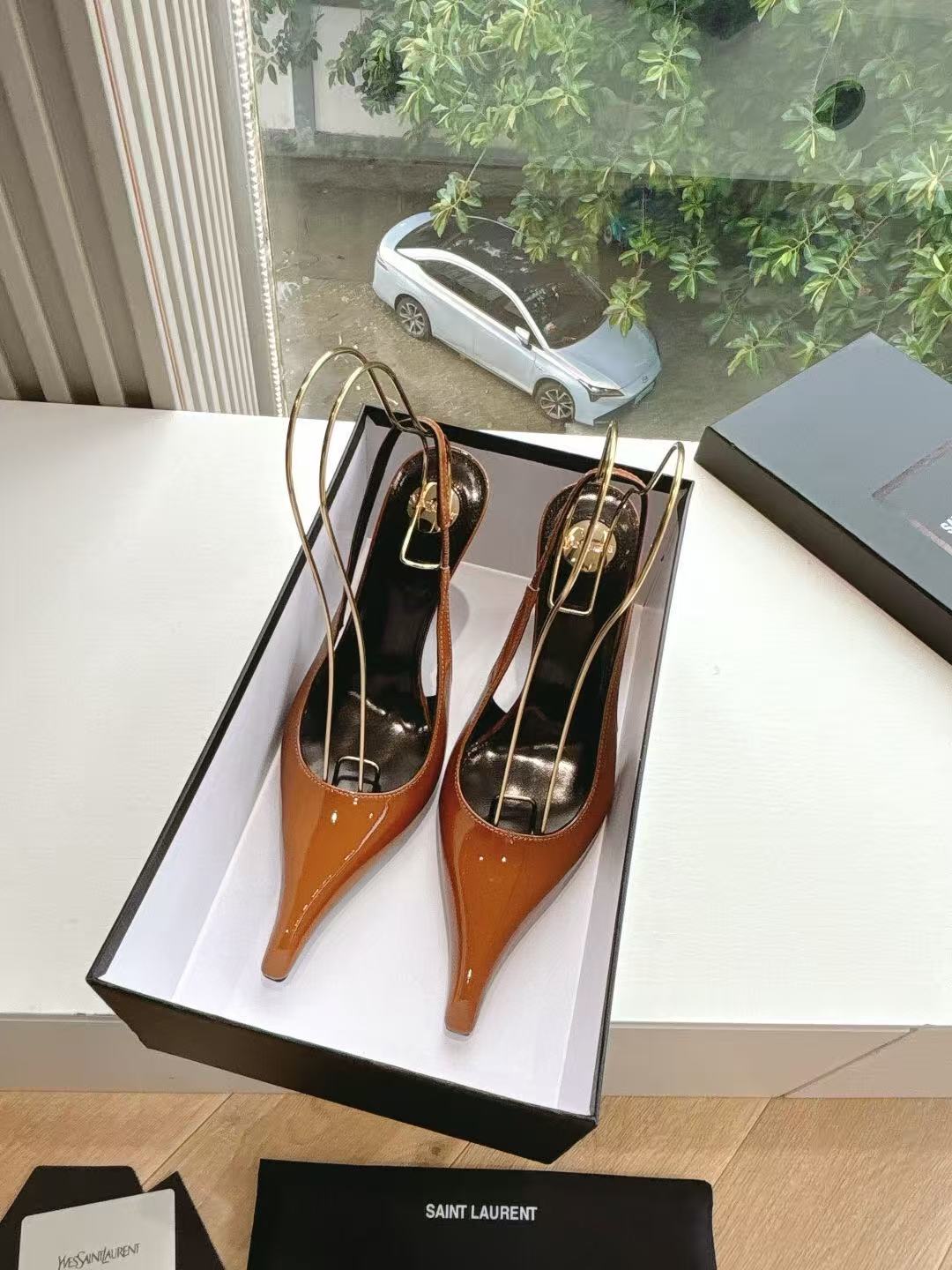 NO:781865,.Saint Laurent / Yves Saint Laurent Lee metal diamond chain pointed high heels YSL sister's beautiful high heels. It is also the Saint Laurent in the world. Rose's high heels are very good at modifying the foot shape, and the luxurious metal chain. In recent years, SLP has become more and more understanding of women in high heels and has moved away from the awkward design impression of waterproof platform models. YSL's beautiful high heels. The upper is beaded cowhide. The sole is genuine leather. The heel height is about 11cm.  Size 35-42 (40-42 customized, non-refundable and non-exchangeable), high heels and sandals, loro piana, saint laurent, saint laurent, saint laurent, sandals, high heels, cowhide, Leather soles19860909.Saint Laurent / 圣罗兰Lee金属钻链条尖头高跟鞋YSL姐姐的美丽尤物高跟鞋 又是人间圣罗兰 Rose同款的高跟鞋化很好修饰脚型,奢华金属链 这几年SLP是在高跟鞋越来越懂女人了朝摒奔了防水台款的尴尬设计印象ysl绝美高跟鞋 鞋面开边珠牛皮 鞋底真皮大底 跟高约11cm 尺码35-42(40-42定制不退不换),高跟鞋凉鞋,loro piana,saint laurent,saint laurent,saint laurent,sandals,high heels,cowhide,Leather soles,Women's Shoes