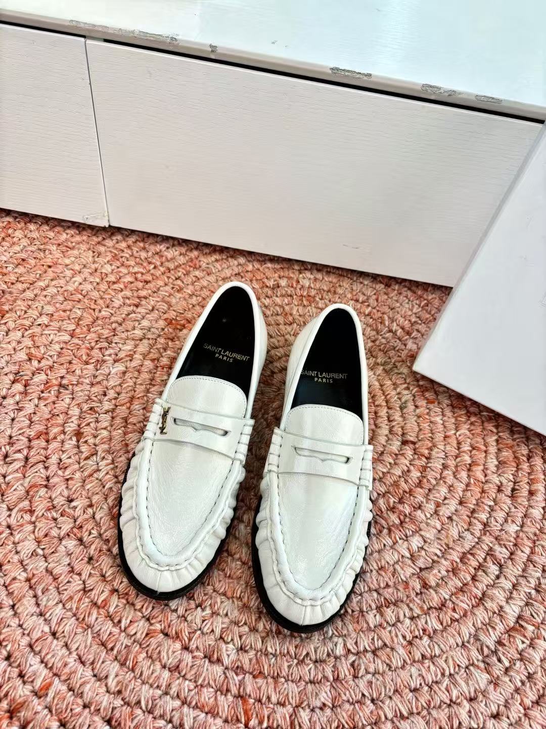 NO:781838,Men's size 30Saint Lauren*YSL Saint Laurent 2026 new YSL couple series loafers small logo loafers half-flop The iconic small logo is the soul of this pair of shoes. It is presented on the shoe body in a low-key and delicate manner. Different from the big and flamboyant logo, it is quiet but eye-catching. It outlines YSL's unique fashion DNA with simple lines and inadvertently reveals the profound heritage of the brand. The classic almond-shaped design of the toe cleverly modifies the foot shape.  It visually lengthens the foot line and highlights elegance and delicacy. Whether it is paired with simple wide-leg pants or a playful short skirt, it can be easily worn to show the charm of different styles and become the finishing touch in the look. The fabric has double-edged beads and the lining of the feet is all sheepskin. The sole is imported genuine leather outsole from Italy size 34-43 (34.40-43 customization is non-returnable and non-exchangeable) women's size  Men's size: 38-47 (38.46.47 customized, non-returnable and non-exchangeable) Men's size, loafers, saint laurent, saint laurent, saint laurent, loafers, skirts, sheepskin, Leather soles19860909男码30Saint Lauren*YSL圣罗兰2026新品YSL情侣系列乐福鞋小logo乐福鞋半拖标志性的小logo是这双鞋的灵魂所在 以低调而精致的姿态呈现于鞋身之上. 不同于张扬的大标识 它安静却醒目 用简洁线条勾勒出YSL独有的时尚DNA 在不经意间透露出品牌的深厚底蕴 鞋头的经典杏仁形设计 巧妙修饰脚型 在视觉上拉长足部线条 彰显优雅与秀气 . 无论是搭配简约阔腿裤 还是俏皮小短裙 都能轻松驾驭 展现不同风格魅力 成为造型中的点睛之笔. 面料对版开边珠 内里垫脚均为羊皮 鞋底意大利进口真皮大底 size34-43(34.40-43定制不退不换)女码 男码:38-47(38.46.47定制不退不换)男码,乐福鞋,saint laurent,saint laurent,saint laurent,loafers,skirts,sheepskin,Leather soles,Women's Shoes