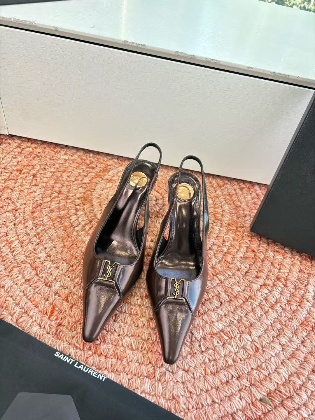 NO:785380,.YSL Saint Laurent SAINT LAURENT pointed-toe high-heeled shoes are a classic, comfortable and lightweight high-heeled shoes that are simply a must-have for fashionistas. The upper is cowhide patent leather/cowhide/butter leather, the lining is cowhide, and the outsole is genuine leather. Size 35-40 (41 non-refundable), sandals, saint laurent, saint laurent, saint laurent, sandals, high heels, cowhide, Leather soles19860909.YSL圣罗兰SAINT LAURENT 尖头高跟鞋一款经典之作、舒适又轻便的高跟鞋简直就是时髦精们的必备 鞋面牛漆皮/牛皮/牛油皮 内里牛皮里 大底真皮大底 码数35-40（41不退换）,凉鞋,saint laurent,saint laurent,saint laurent,sandals,high heels,cowhide,Leather soles,Women's Shoes