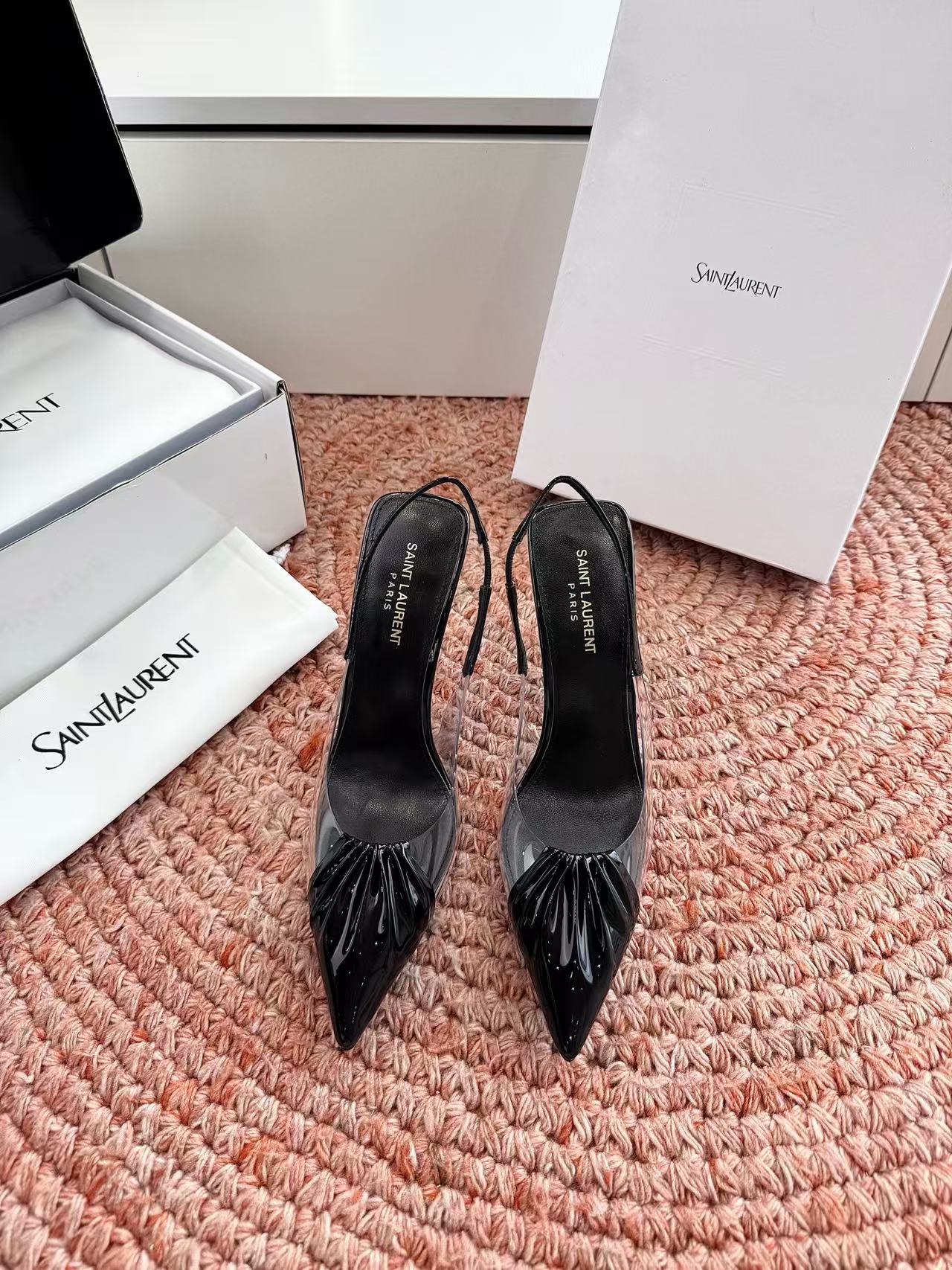 NO:891153,｜New product, top-quality film pleated pointed toe high-heeled sandals. The fabric is made of original customized leather. The inner tiptoe is made of sheepskin. The heel height is 10.5cm. The genuine leather outsole imported from Italy size35-42 [34.40.41.42 Customized] Original top-quality packaging box, high-heeled sandals, sandals, high heels, sheepskin, Leather soles19860909｜新品 顶级胶片褶皱尖头后空高跟凉鞋. 面料采用原版定制皮料 内里踮脚均为羊皮 跟高10.5cm 意大利进口真皮大底 size35-42 [34.40.41.42定制] 原版顶级包装盒,高跟鞋凉鞋,sandals,high heels,sheepskin,Leather soles,Women's Shoes