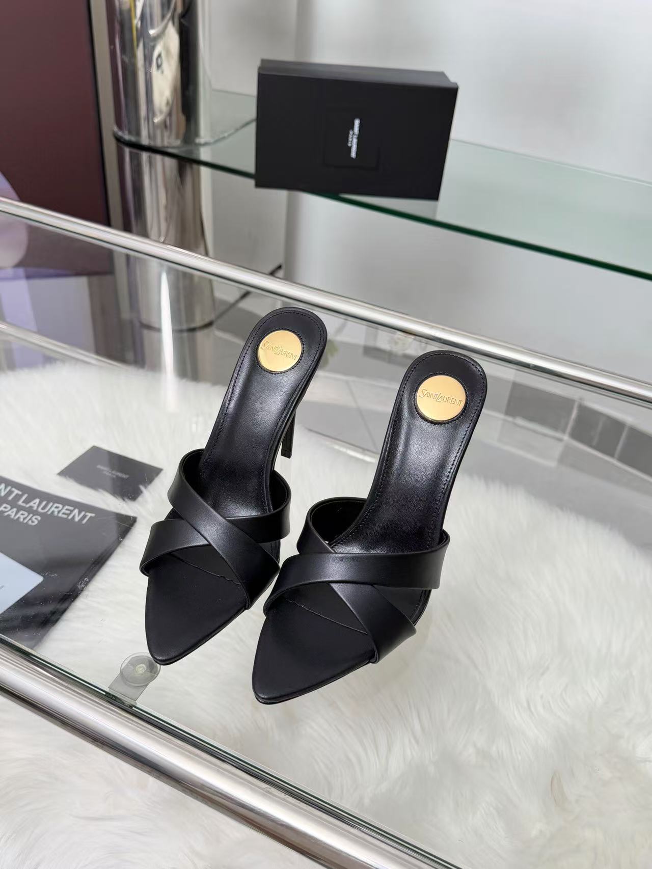 NO:900679,SAIN*LAURENT2026 new spring and summer series high-heeled sandals!  Pointed-toe high-heeled slippers, how can we miss a pair of fairy shoes in the light summer? Paired with various small skirts, it doesn't matter the shape of the feet at all. The transparent sparkling diamonds show a phantom under the light. It is really too beautiful. The whiteness of the upper feet makes people look up!  The delicate crystal chain embellishes the delicate lines of the ankle, releasing infinite elegance. Explore more high-heeled shoes!  Fabric, silk, genuine leather outsole, size 35-43 (customized at 35.40.41.42), heel height 10.5cm, high heels and slippers, saint laurent, sandals, high heels, slippers, skirts, real silk, Leather soles19860909SAIN*LAURENT2026全新春夏系列高跟凉鞋 ！ 尖头高跟拖鞋淡淡的夏日里怎么少得了一双仙女鞋 各种小裙子搭配起来 完全不挑脚型哦 通透的闪钻在光线的照耀下呈现幻彩 真的美的过分 上脚显白的让人上头！细巧水晶链饰点亮脚踝纤雅线条 释放无限优雅魅力 探索更多臻选高跟鞋！ 面料真丝 大底真皮大底 码数35-43（35.40.41.42定制） 跟高10.5cm,高跟鞋拖鞋,saint laurent,sandals,high heels,slippers,skirts,real silk,Leather soles,Women's Shoes