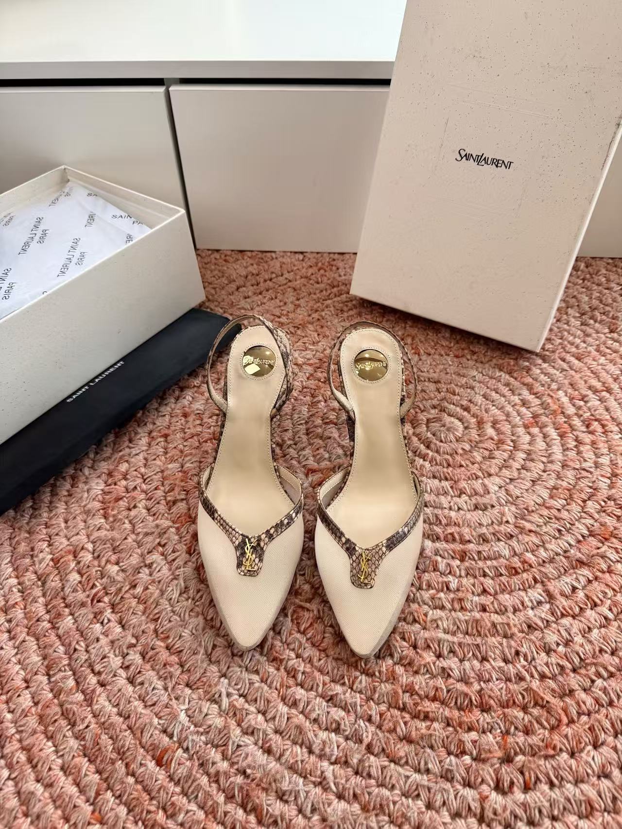 NO:900655,.Saint Laurent/Yves Saint Laurent LeeYSL sister's beauty is another Saint Laurent in the world. Rose's high-heeled shoes, sandals and slippers are very good at modifying the shape of the feet. The luxurious metal chain. In recent years, SLP has become more and more understanding of women in high-heeled shoes and has moved away from the awkward design impression of ysl beautiful sandals and slippers. Upper panel material. Genuine leather outsole. Size 35-41 (40.41.42 customized, non-returnable and non-exchangeable), high-heeled sandals, loro  piana,saint laurent,saint laurent,saint laurent,sandals,high heels,slippers,Leather soles19860909.Saint Laurent / 圣罗兰LeeYSL姐姐的美丽尤物又是人间圣罗兰 Rose同款的高跟鞋凉鞋拖鞋化很好修饰脚型,奢华金属链 这几年SLP是在高跟鞋越来越懂女人了朝摒奔了款的尴尬设计印象ysl绝美凉鞋拖鞋 鞋面对版材质 鞋底真皮大底 尺码35-41(40.41.42定制不退不换),高跟鞋凉鞋,loro piana,saint laurent,saint laurent,saint laurent,sandals,high heels,slippers,Leather soles,Women's Shoes