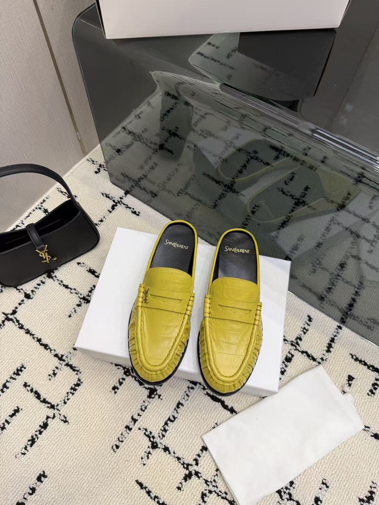 NO:900625,Women's version Men's couple's half-flop Top version Saint Lauren* Saint Laurent 2026 YSL small logo pleated couple's loafers The iconic small logo is the soul of this pair of shoes. It is presented on the shoe body in a low-key and delicate manner. Different from the big and flamboyant logo, it is quiet but eye-catching. It outlines YSL's unique fashion DNA with simple lines and inadvertently reveals the brand's profound heritage. The classic almond-shaped design of the toe cleverly modifies the foot shape.  Visually elongate the foot line, highlighting elegance and delicacy. Every date and trip that the couple goes on together becomes a low-key and profound style souvenir due to the tacit blessing of this pair of shoes. The fabric is made of eel grain cowhide/sheep leather, the inner foot pads are all sheepskin, and the genuine leather outsole imported from Italy is size 35–42 (34 40, 41, 42 43 customized)  Men's size 38-47 (47 customized, non-refundable), half drag, saint laurent, saint laurent, saint laurent, loafers, cowhide, sheepskin, sheep, Leather soles19860909女款 男款情侣款半拖 顶级版本Saint Lauren*圣罗兰2026 YSL小logo 褶皱情侣款乐福鞋 标志性的小logo是这双鞋的灵魂所在 以低调而精致的姿态呈现于鞋身之上. 不同于张扬的大标识 它安静却醒目 用简洁线条勾勒出YSL独有的时尚DNA 在不经意间透露出品牌的深厚底蕴 鞋头的经典杏仁形设计 巧妙修饰脚型 在视觉上拉长足部线条 彰显优雅与秀气 . 情侣共赴的每一场约会 每一次出行 都因这双鞋的默契加持 成为低调又深刻的风格纪念. 面料采用鳗鱼纹牛皮/羊京 内里垫脚均为羊皮 意大利进口真皮大底 size35–42（34 40、41、42 43定制） 男码38–47（47定制不退换）,半拖,saint laurent,saint laurent,saint laurent,loafers,cowhide,sheepskin,sheep,Leather soles,Women's Shoes