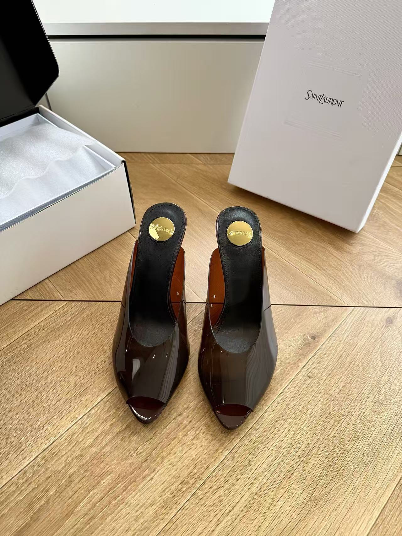 NO:900647,Leather cover. Film. With airplane case. Top quality Saint Laurent/Yves Saint Laurent. LeeYSL sister's beautiful beauty is another Saint Laurent in the world. Rose's high-heeled shoes, sandals and slippers of the same style are very good at modifying the foot shape. The luxurious metal chain. In recent years, SLP has become more and more aware of women in high-heeled shoes and has moved away from the awkward design impression. YSL's beautiful sandals and slippers. Upper film. Sole leather outsole.  Size 35-41 (40-41 customized, non-returnable and non-exchangeable), semi-slip heels, loro piana, saint laurent, saint laurent, saint laurent, sandals, high heels, slippers, Leather soles19860909皮面.胶片.带飞机盒顶级品质Saint Laurent / 圣罗兰LeeYSL姐姐的美丽尤物又是人间圣罗兰 Rose同款的高跟鞋凉鞋拖鞋化很好修饰脚型,奢华金属链 这几年SLP是在高跟鞋越来越懂女人了朝摒奔了款的尴尬设计印象ysl绝美凉鞋拖鞋 鞋面胶片 鞋底真皮大底 尺码35-41(40-41定制不退不换),半拖高跟鞋,loro piana,saint laurent,saint laurent,saint laurent,sandals,high heels,slippers,Leather soles,Women's Shoes
