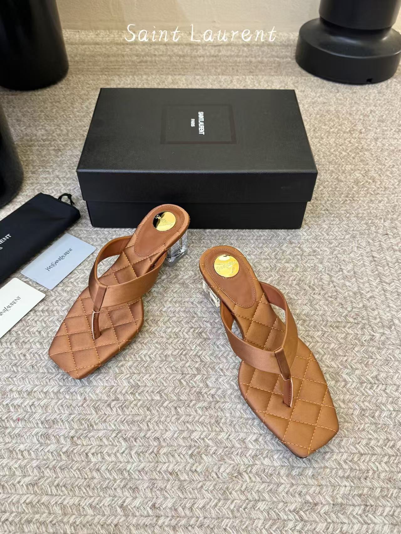 NO:900642,Saint Laurent / YSL Saint Laurent metal letter logo square toe clip sandals YSL sister's beautiful high heels are the same style as Saint Laurent Rose's small square toe. High heels are very good at modifying the foot shape, luxury metal chain. In recent years, SLP has become more and more understanding of women in high heels. It has eliminated the embarrassing design impression of waterproof platform models. YSL's beautiful wedge heel fish mouth, silk upper, genuine leather outsole  Size 35-41 (40, 41, customization is non-returnable and non-exchangeable), split-toe shoes, loro piana, saint laurent, saint laurent, saint laurent, high heels, real silk, Leather soles19860909Saint Laurent / YSL圣罗兰金属字母logo方头夹子凉拖 YSL姐姐的美丽尤物高跟鞋 又是人间圣罗兰 Rose同款的小方头 高跟鞋化很好修饰脚型,奢华金属链 这几年SLP是在高跟鞋越来越懂女人了 摒奔了防水台款的尴尬设计印象ysl绝美坡跟鱼嘴 鞋面真丝 鞋底真皮大底 码数35-41（40、41、定制不退不换）,分趾鞋,loro piana,saint laurent,saint laurent,saint laurent,high heels,real silk,Leather soles,Women's Shoes