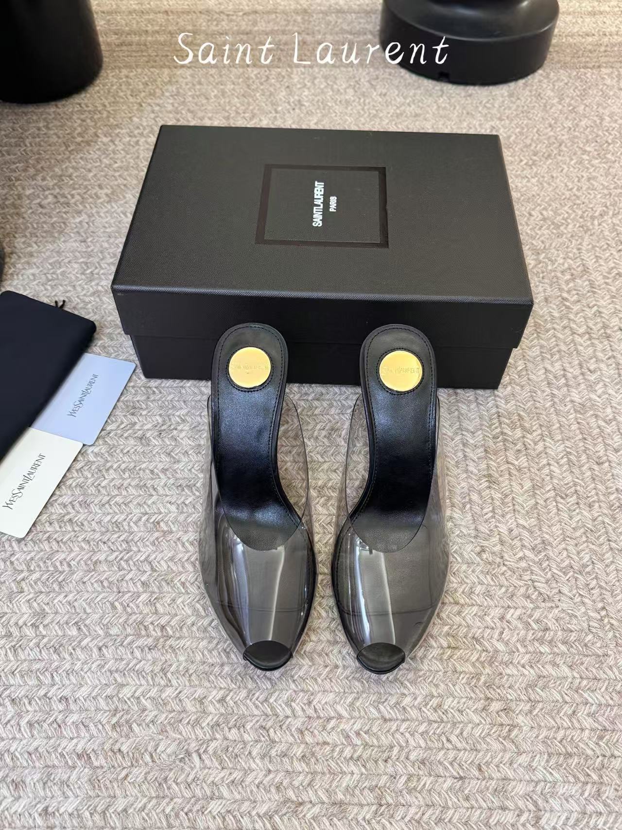 NO:900637,YSL Saint Laurent fw26 new arrival～ YSL 26s spring and summer new pointed-toe chain hardware buckle mules, minimalist style stiletto high-heeled sandals. Ysl pointed-toe stilettos are elegance engraved in DNA. The golden chain flows on the upper, like the delicacy in a retro picture, on the feet. Every step is effortless nobility and style. Who can resist a pair of chain mules with their own aura?  The pointed toe lengthens the leg line, and the metal chain lights up the whole body. From commuting suits to date skirts, you can switch to the 'heroine' mode with one click. The complexity is eliminated, leaving only clean lines and metallic luster. The pointed toe outlines the edge, and the chain embellishes your attitude. This pair of shoes is your style statement that needs no words. The shiny patent leather + gold chain are retro and sexy, and the upper feet directly transform into 'the flower of wealth in the world', and you walk with wind!  Upper PVC film, inner padding sheepskin, sole Italian leather outsole, heel height 9.5cm, size 35-39 (40.41. Customized, non-returnable), half-slip high heels, saint laurent, saint laurent, saint laurent, high heels, slippers, skirts, business suit, sheepskin, Leather soles19860909YSL Saint Laurent 圣罗兰fw26 new arrival～ YSL 26s 春夏新款尖头链条五金扣穆勒鞋极简风细跟高跟凉拖鞋 Ysl 尖头细高跟,是刻在DNA里的优雅.金色链条在鞋面流转,像把复古画报里的精致,在了脚上.每一步,都是不费力的贵气与风情.谁能拒绝一双自带气场的链条穆勒鞋？尖头拉长腿线,金属链点亮全身,从通勤西装到约会小裙,都能一键切换成“女主角”模式. 褪去繁杂,只留利落线条与金属光泽.尖头勾勒锋芒,链条点缀态度,这双鞋,是你无需多言的风格宣言.漆皮亮面+金色链条,复古又性感,上脚直接变身“人间富贵花”,走路都带风！ 鞋面pvc胶片 内里垫脚羊皮 鞋底意大利真皮大底 跟高9.5cm 码数35-39（40.41.定做不退换）,半拖高跟鞋,saint laurent,saint laurent,saint laurent,high heels,slippers,skirts,business suit,sheepskin,Leather soles,Women's Shoes