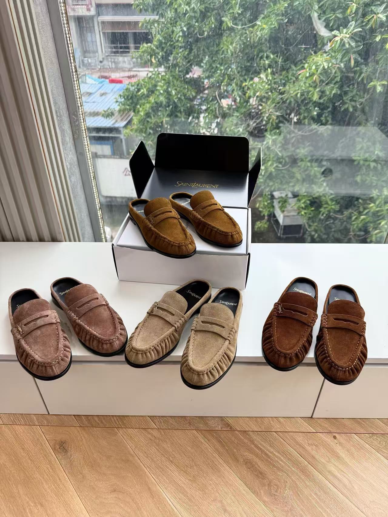 NO:900613,Men's size 30 [Saint Lauren*] YSL Saint Laurent 2026 new YSL couple series loafers slippers small logo loafers half slippers The iconic small logo is the soul of this pair of shoes. It is presented on the shoe body in a low-key and delicate manner. Different from the big and flamboyant logo, it is quiet but eye-catching. It outlines YSL's unique fashion DNA with simple lines and inadvertently reveals the profound heritage of the brand. The classic almond-shaped design of the toe cleverly modifies the foot shape.  It visually lengthens the foot line and highlights elegance and delicacy. Whether it is paired with simple wide-leg pants or a playful short skirt, it can be easily controlled to show the charm of different styles and become the finishing touch in the look. The fabric is genuine cowhide and the lining of the feet is sheepskin. The sole is imported genuine leather outsole from Italy size 34-43 (34.40-43 customization is non-returnable and non-exchangeable) women's size  Men's size: 38-47 (38.46.47 customized, non-returnable and non-exchangeable) Men's size, half drag, saint laurent, saint laurent, saint laurent, loafers, slippers, skirts, cowhide, sheepskin, Leather soles19860909男码30【Saint Lauren*】YSL圣罗兰2026新品YSL情侣系列乐福鞋拖鞋小logo乐福鞋半拖标志性的小logo是这双鞋的灵魂所在 以低调而精致的姿态呈现于鞋身之上. 不同于张扬的大标识 它安静却醒目 用简洁线条勾勒出YSL独有的时尚DNA 在不经意间透露出品牌的深厚底蕴 鞋头的经典杏仁形设计 巧妙修饰脚型 在视觉上拉长足部线条 彰显优雅与秀气 . 无论是搭配简约阔腿裤 还是俏皮小短裙 都能轻松驾驭 展现不同风格魅力 成为造型中的点睛之笔. 面料牛皮真皮 内里垫脚均为羊皮 鞋底意大利进口真皮大底 size34-43(34.40-43定制不退不换)女码 男码:38-47(38.46.47定制不退不换)男码,半拖,saint laurent,saint laurent,saint laurent,loafers,slippers,skirts,cowhide,sheepskin,Leather soles,Women's Shoes