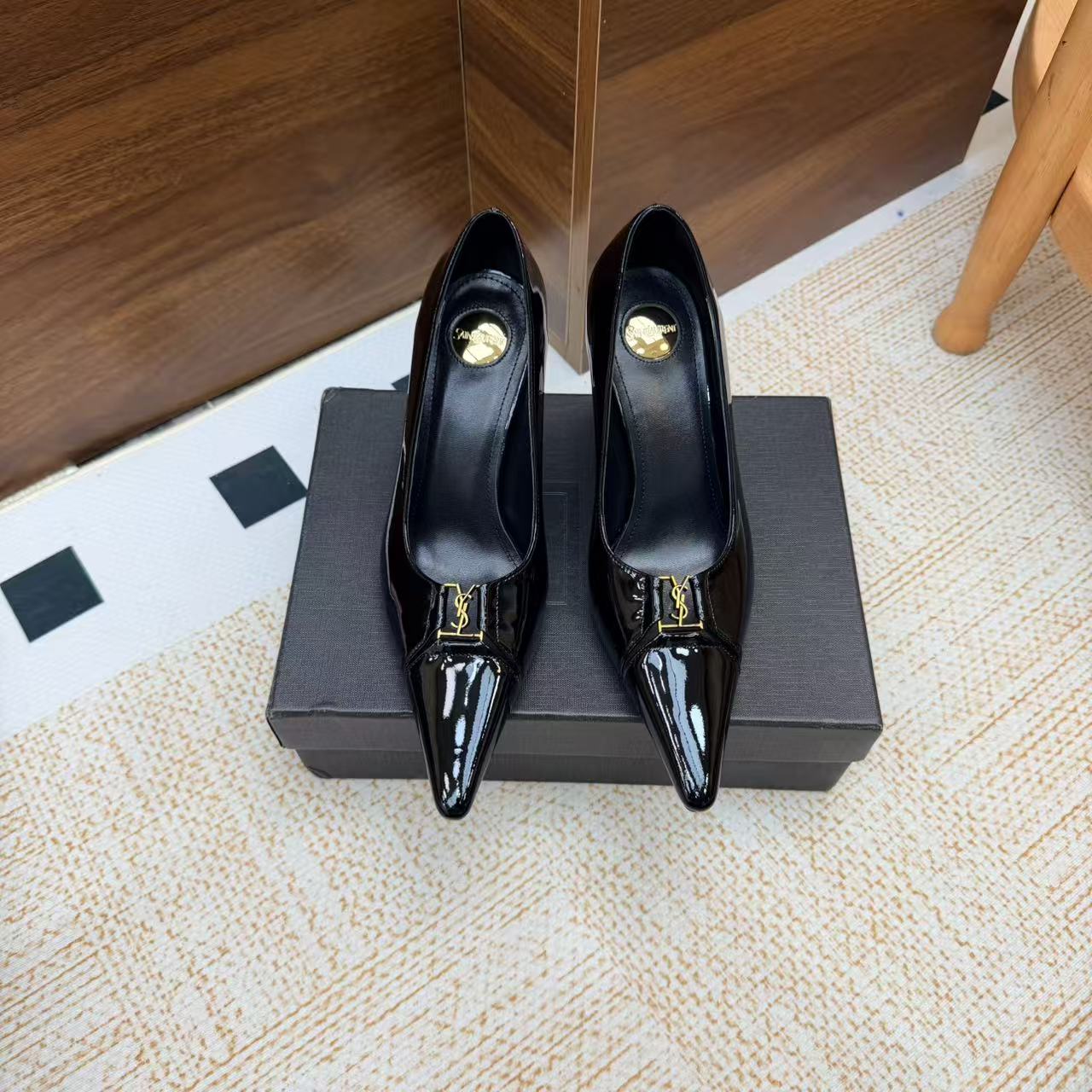 NO:922402,.Saint Laurent fw26 new arrival~ YSL selects fine leather and tans it through multiple processes, giving it a smooth touch like silk satin. Every texture is full of craftsmanship, which not only ensures the fit, but also injects a touch of agility into the neat pointed toe. The gold round mark embellishes the footbed, revealing refinement in a low-key manner, and every detail tells a sense of high-end.  It has found a perfect balance between comfort and fashion. This pair of shoes is not only a single item, but also an expression of an attitude towards life. Upper cowhide/patent leather/oiled cowhide, lining sheepskin, sole Italian leather outsole, heel height 9cm, size 35-40 (.41 custom made, non-returnable), high heels, saint laurent, saint laurent, saint laurent, high heels, cowhide, sheepskin, Leather soles19860909.Saint Laurent 圣罗兰fw26 new arrival～ YSL 甄选细腻皮革,经多道工序鞣制,呈现出如丝缎般的柔滑触感.每一道纹理都饱含匠心,既保证了贴合度,又为利落的尖头注入一丝灵动.金色圆标点缀鞋床,低调中透着精致,每一处细节都在诉说着高级感. 在舒适与时髦之间找到了完美平衡.这双鞋,不仅是一件单品,更是一种生活态度的表达. 鞋面牛皮/漆皮/油蜡牛皮 内里垫脚羊皮 鞋底意大利真皮大底 跟高9cm 码数35-40（.41定做不退换）,高跟鞋单鞋,saint laurent,saint laurent,saint laurent,high heels,cowhide,sheepskin,Leather soles,Women's Shoes