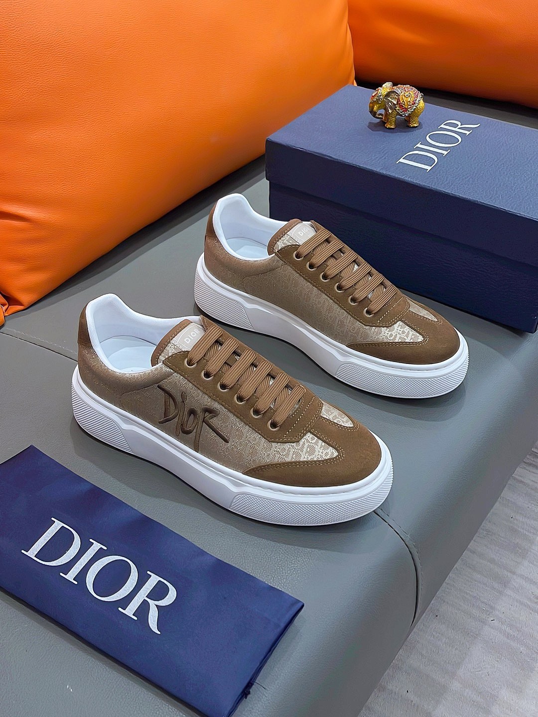 precio real actualizado silueta de moda Dior destaca la textura pesada. ¡Elaboradas en piel de vacun