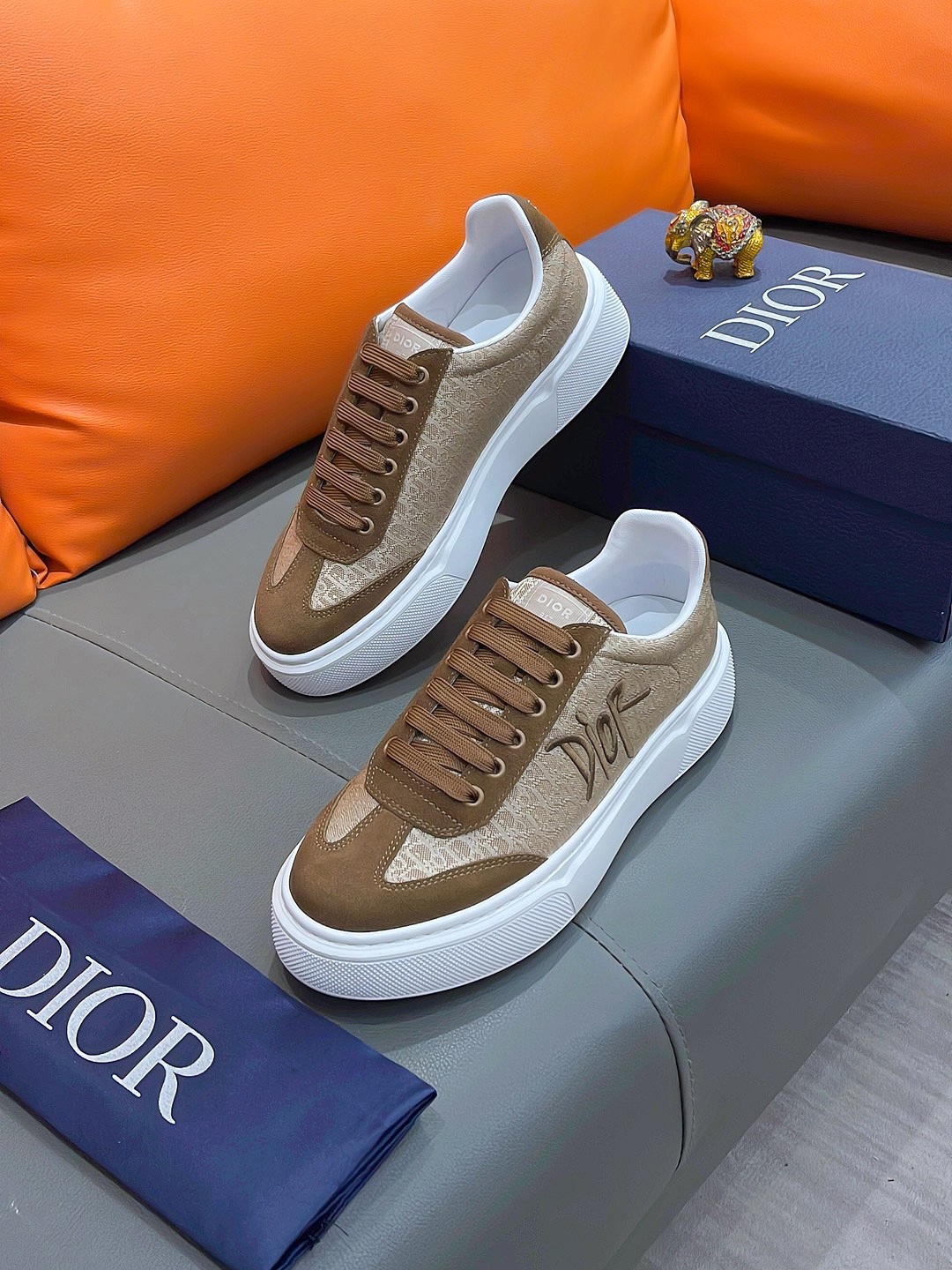 precio real actualizado silueta de moda Dior destaca la textura pesada. ¡Elaboradas en piel de vacun