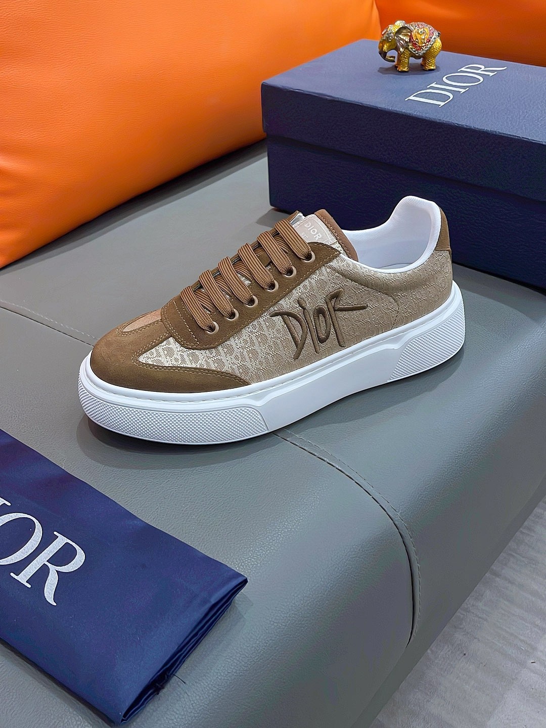 precio real actualizado silueta de moda Dior destaca la textura pesada. ¡Elaboradas en piel de vacun