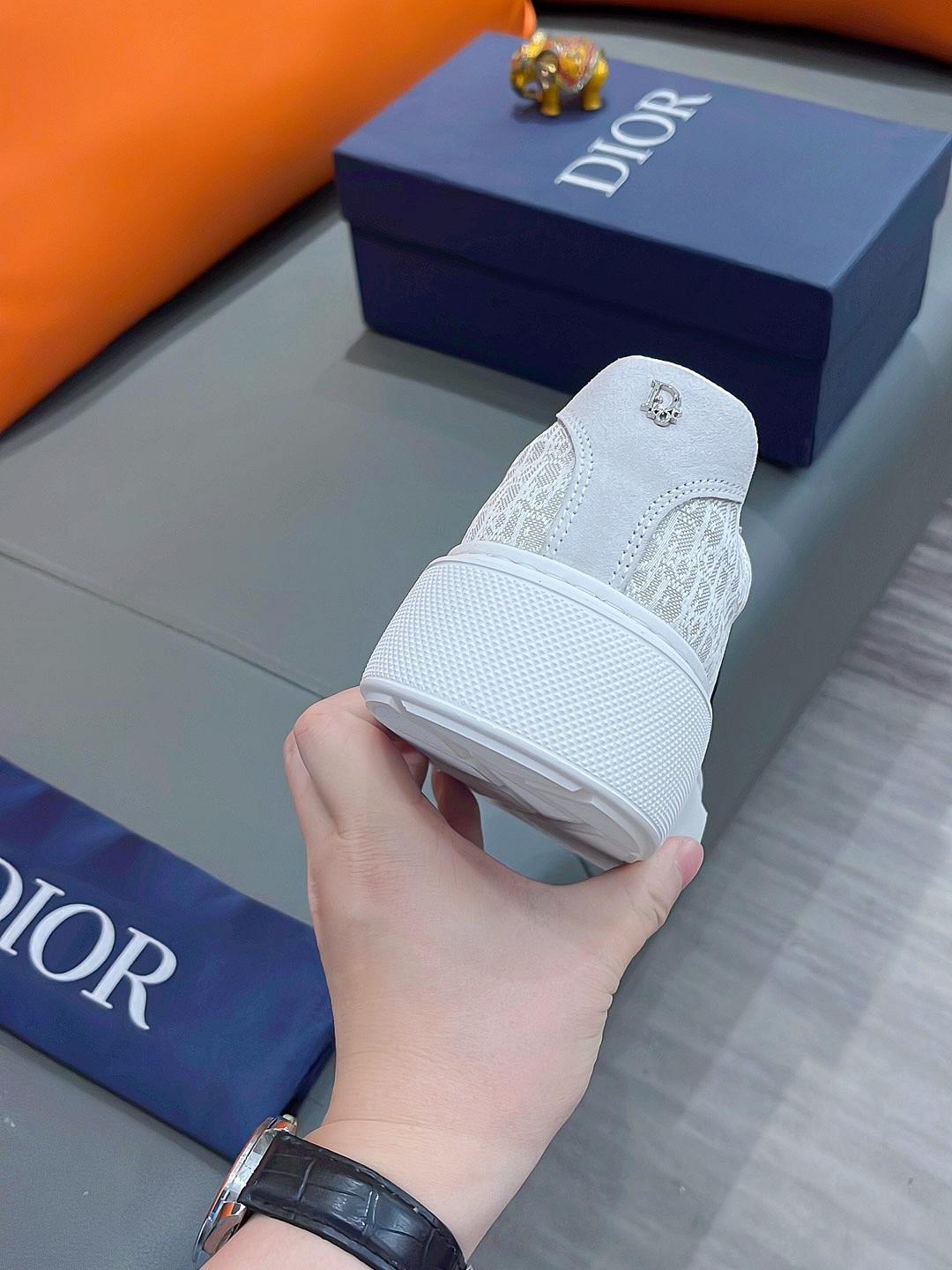 precio real actualizado silueta de moda Dior destaca la textura pesada. ¡Elaboradas en piel de vacun