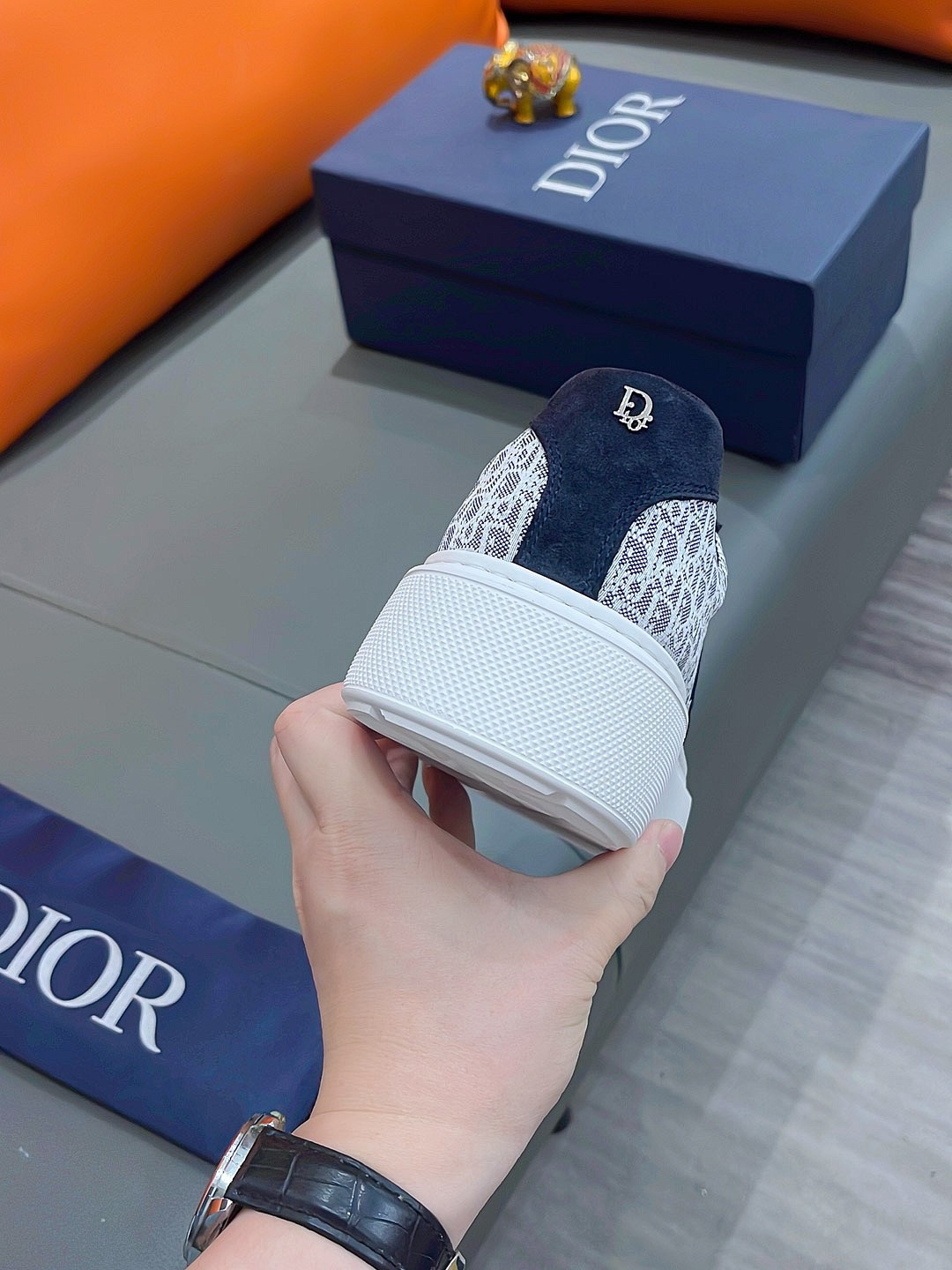 precio real actualizado silueta de moda Dior destaca la textura pesada. ¡Elaboradas en piel de vacun