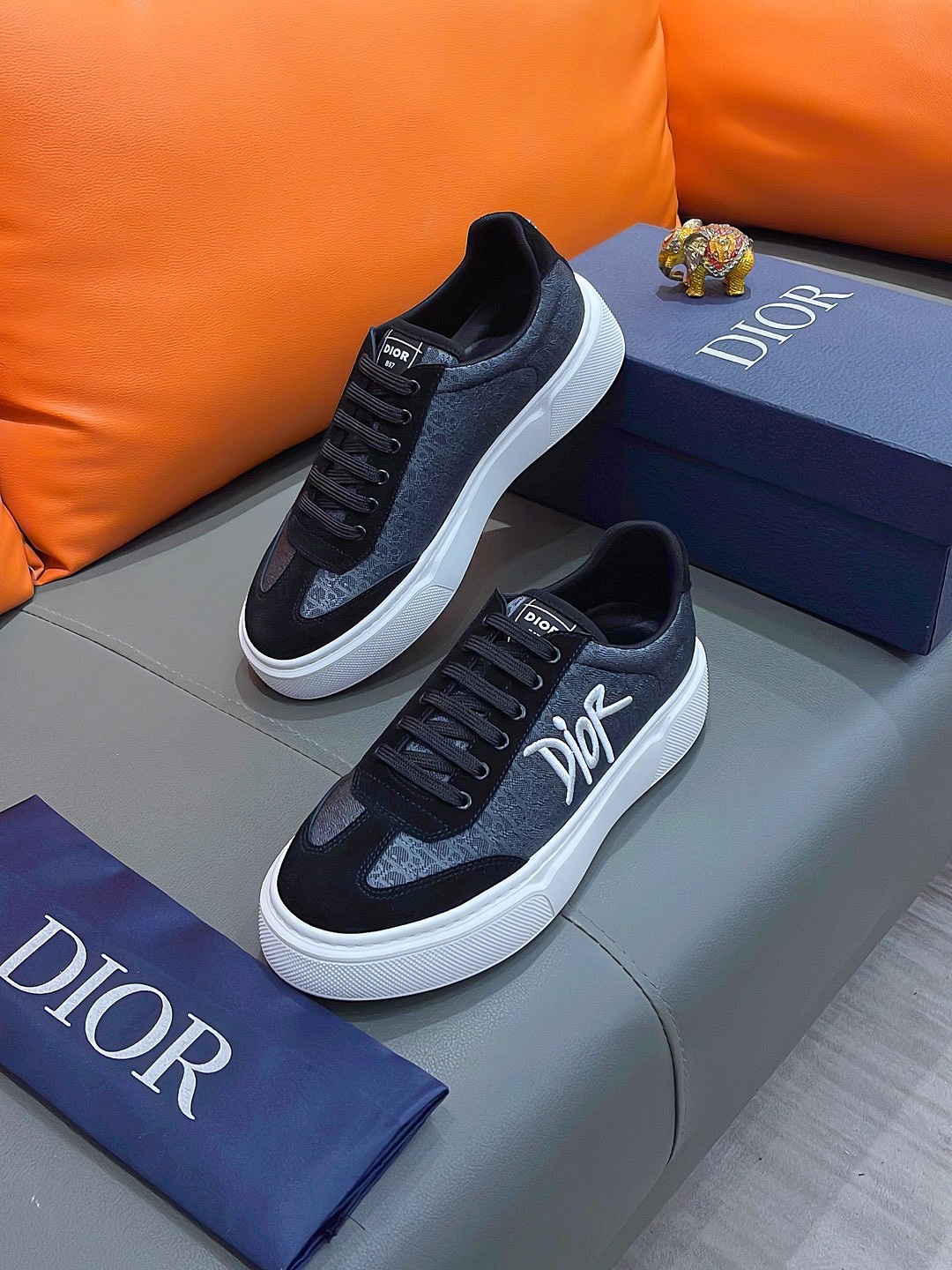 precio real actualizado silueta de moda Dior destaca la textura pesada. ¡Elaboradas en piel de vacun