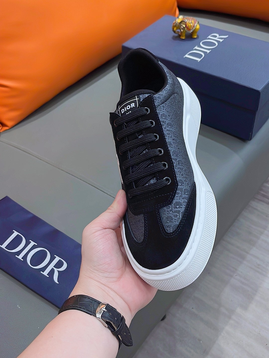 precio real actualizado silueta de moda Dior destaca la textura pesada. ¡Elaboradas en piel de vacun