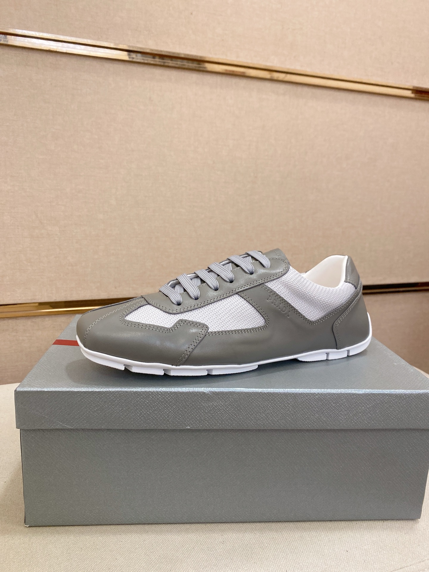 NO:283985,The high-quality new PRADA counter is launched simultaneously. The new men's shoes and fabrics are selected and handmade by Niu Jing. Inner: full cowhide inner lining. High-end mold-opening anti-slip rubber sole, exquisite lines, simple and atmospheric, comfortable to go up and down, leisure and travel. Number of codes: 38-45,, prada, prada, cowhide19860909元顶级高版本 高品质新款PRADA(普拉达)专柜同步上市, 新款男鞋、面料精选牛京纯手工制作而成.内里:全牛皮内里.高端开模防滑橡胶大底,精美线条、简约大气,上脚舒服上挡次、休闲旅游.码数:38-45,,prada,prada,cowhide,Men's shoes