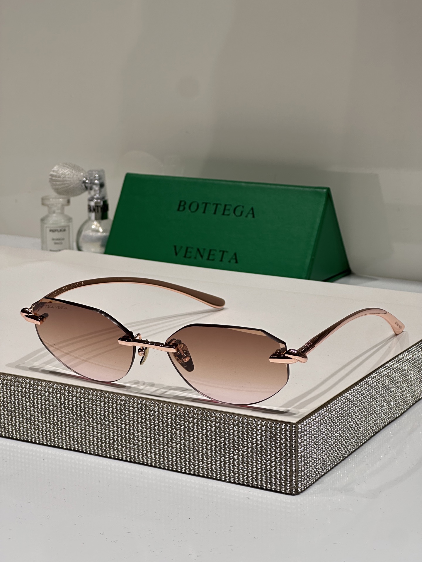 Солнцезащитные очки Bottega Veneta розовое золото