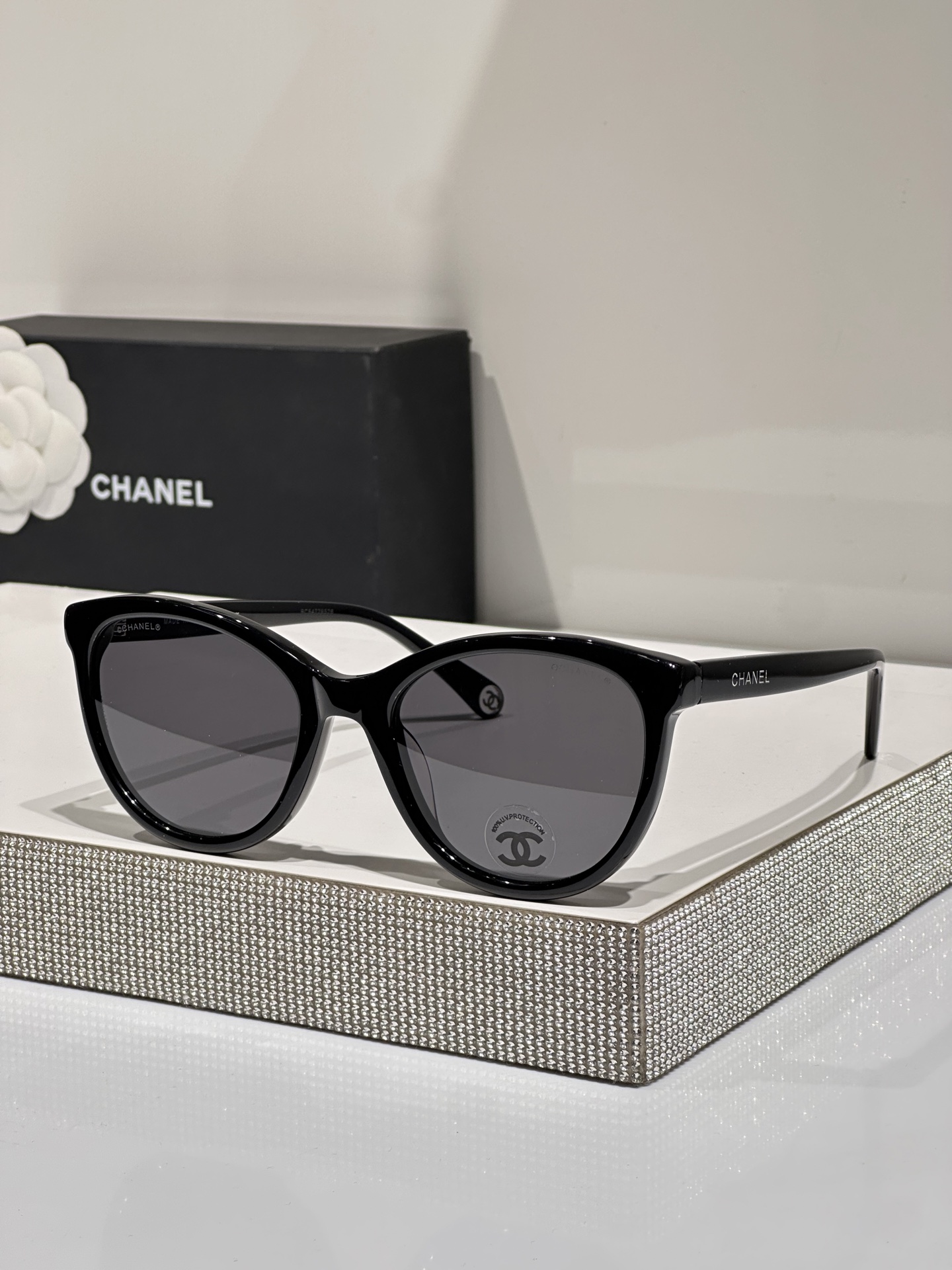 Солнцезащитные очки Chanel