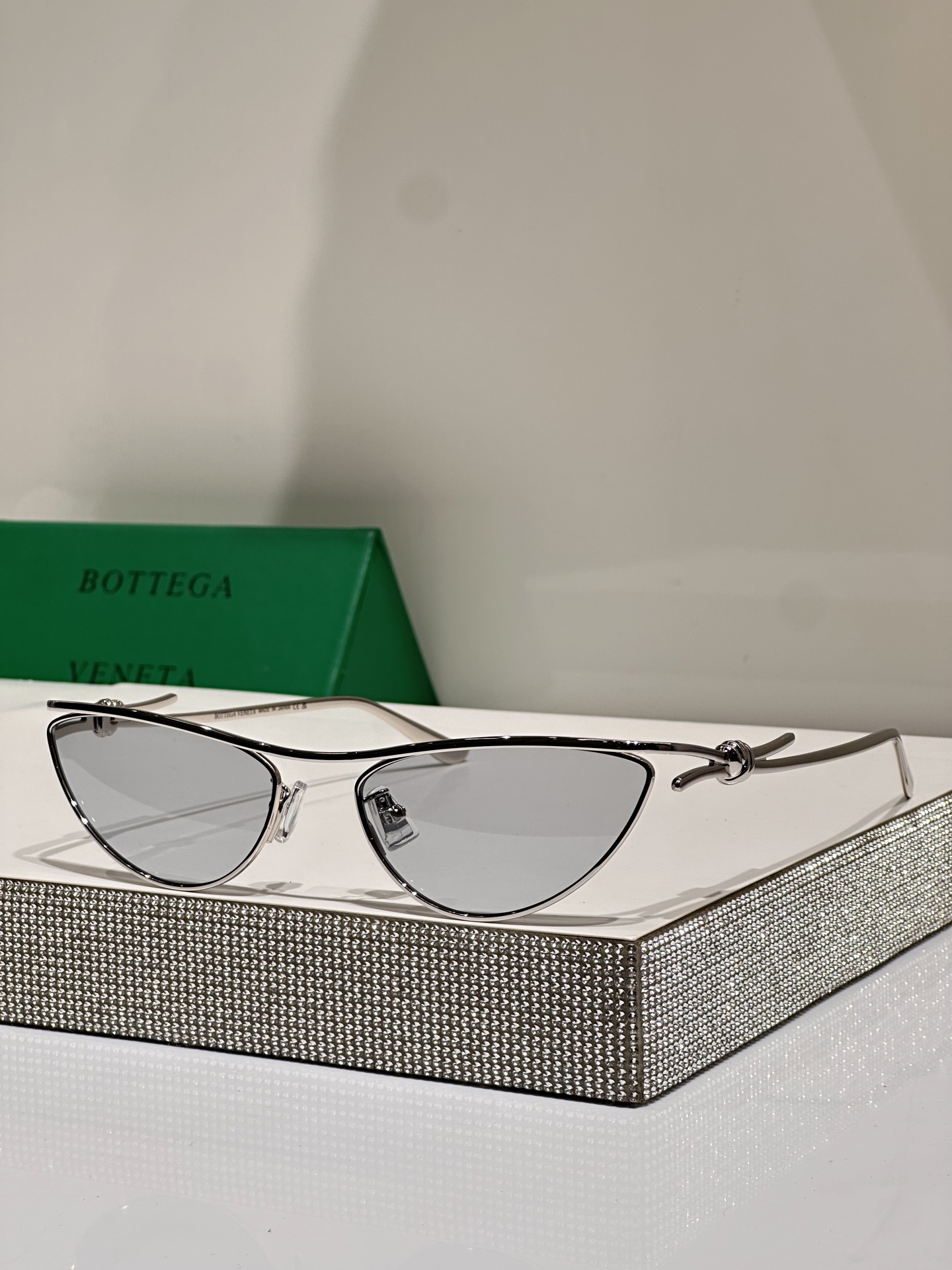 Солнцезащитные очки Bottega Veneta BV2890S