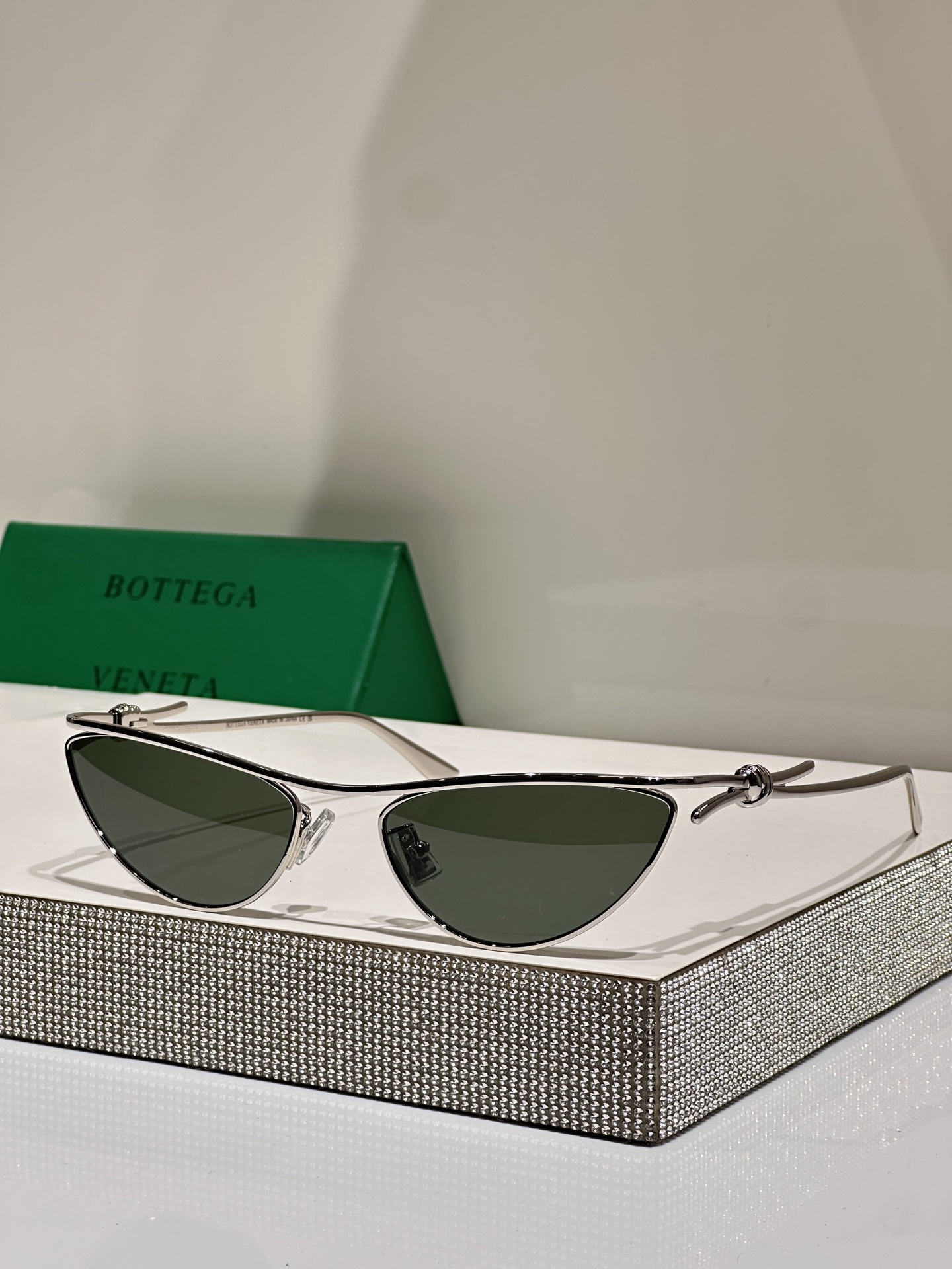 Солнцезащитные очки Bottega Veneta BV2890S