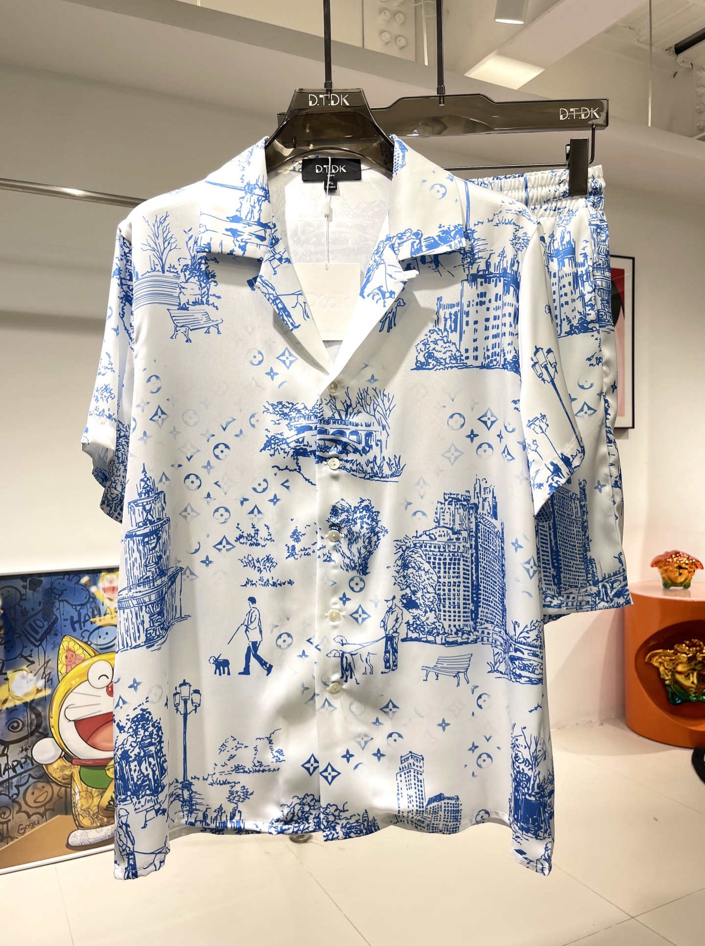 NO:431668,New style of shirt suits, city limited Rose tribute satin shirt suit, plant fiber fabric, exclusive customization, smooth and skin-friendly, excellent drooping, true style, loose style, size M-3XL, maximum wear 260 catties,shirts,alexander wang19860909衬衫套装新款 城市限定 玫瑰贡缎衬衫套装 植物纤维面料 独家定制 手感顺滑亲肤 垂感绝佳 真确版型 宽松版型 码数M-3XL 最大穿260斤,,shirts,alexander wang,Men's clothing