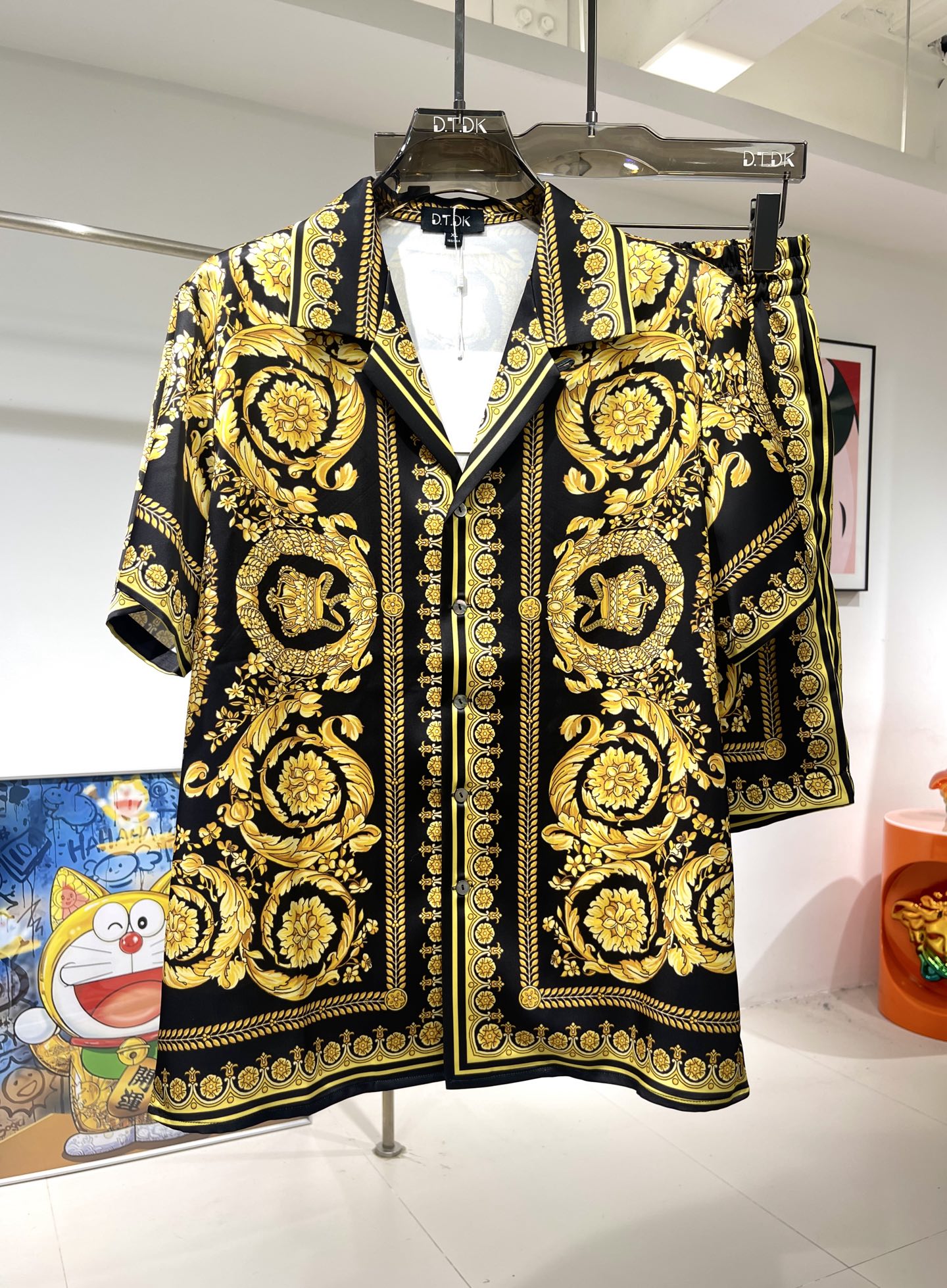 NO:142075,New shirt suit Fanjia classic Rose tribute satin shirt suit Plant fiber fabric Exclusive customization Smooth and skin-friendly, excellent drooping Real style Loose style Number of sizes M-3XL Maximum wear 260 catties,shirts,alexander wang19860909衬衫套装新款 范家经典 玫瑰贡缎衬衫套装 植物纤维面料 独家定制 手感顺滑亲肤 垂感绝佳 真确版型 宽松版型 码数M-3XL 最大穿260斤,,shirts,alexander wang,Men's clothing