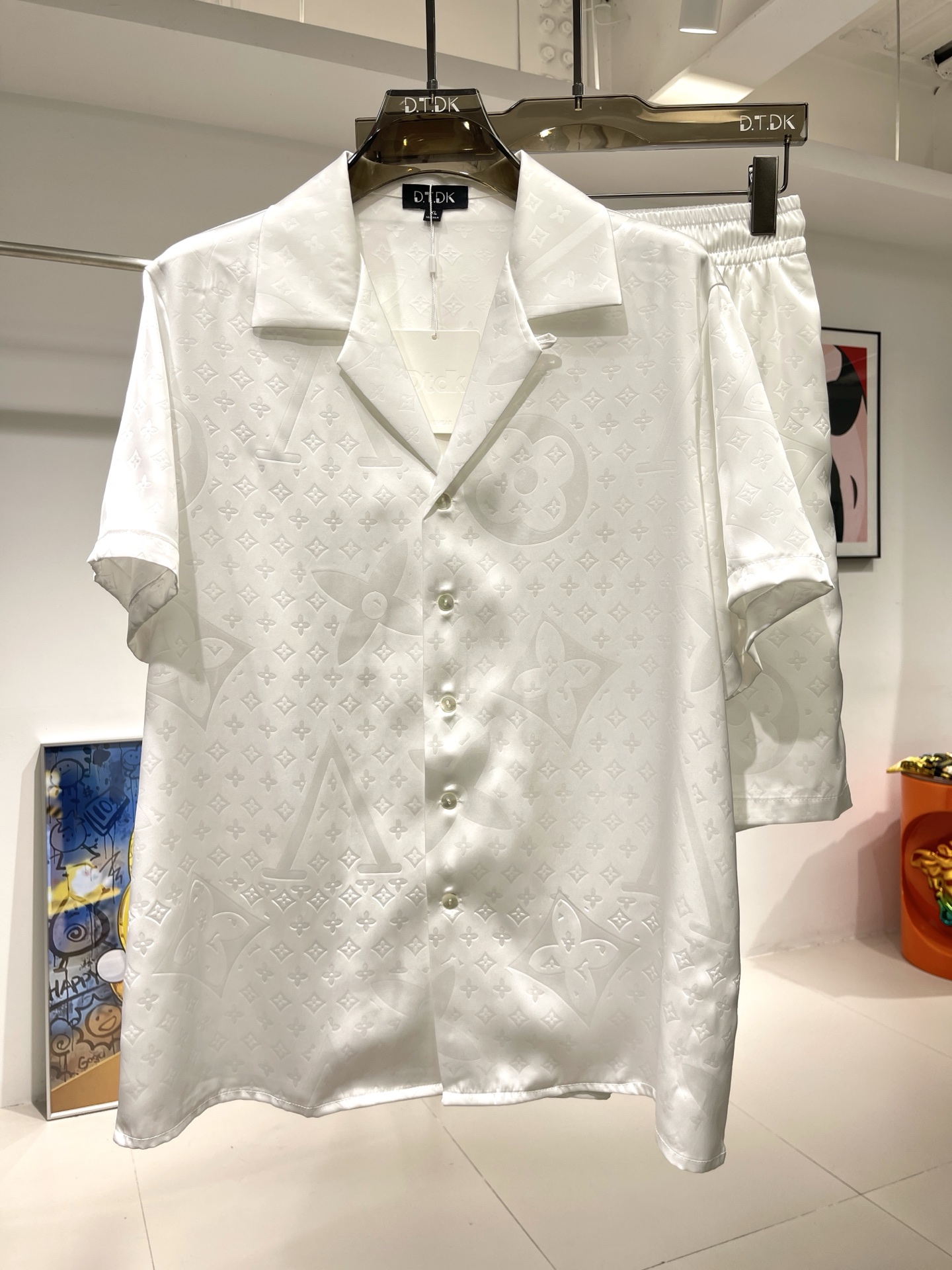 NO:431691,New shirt suits, old-fashioned embossed rose satin shirt suit, plant fiber fabric, exclusive customization, smooth and skin-friendly, excellent drooping, true style, loose style, size M-3XL, maximum wear 260 catties,shirts,alexander wang19860909衬衫套装新款 老花压花 玫瑰贡缎衬衫套装 植物纤维面料 独家定制 手感顺滑亲肤 垂感绝佳 真确版型 宽松版型 码数M-3XL 最大穿260斤,,shirts,alexander wang,Men's clothing