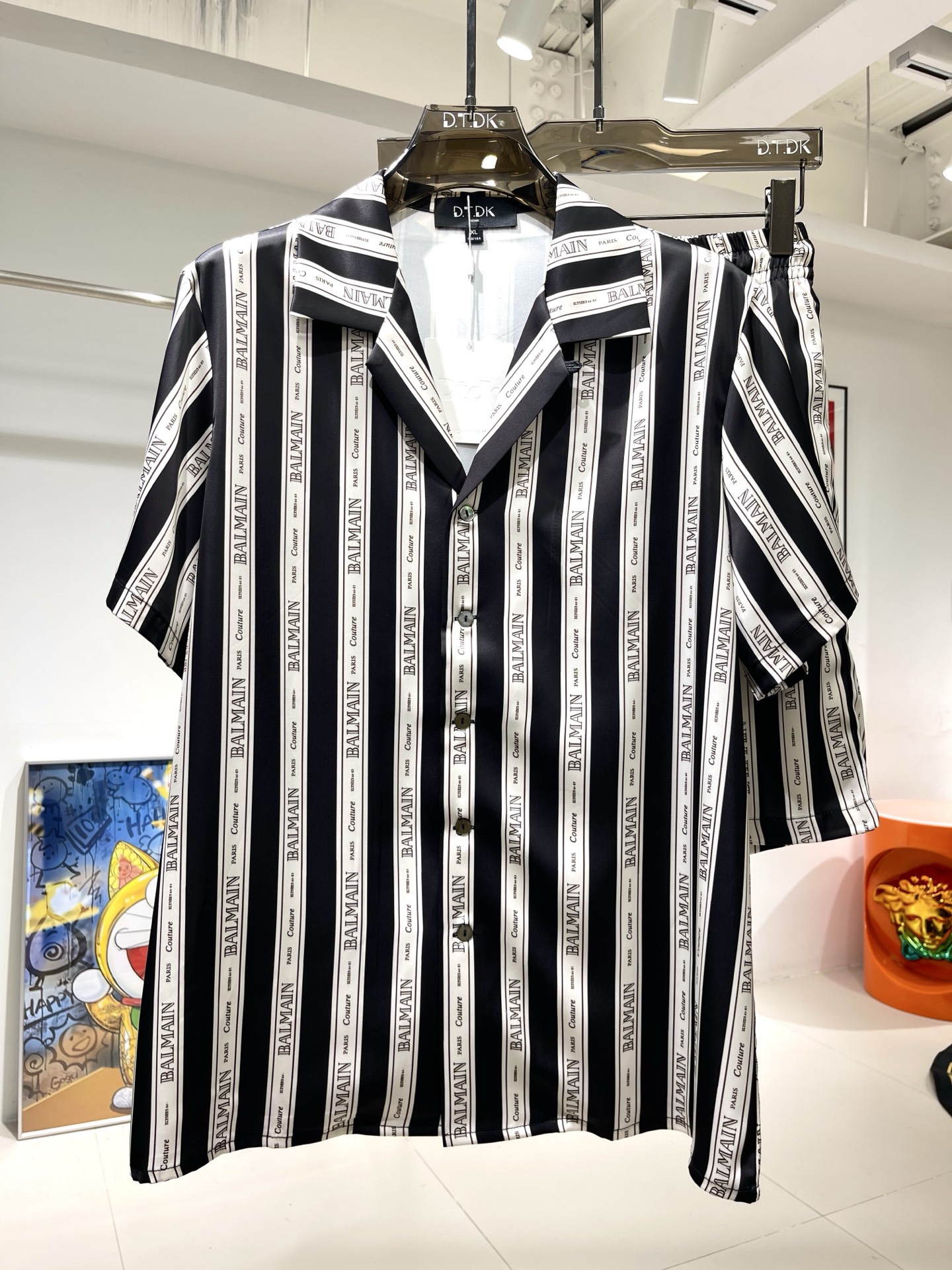 Elegante Conjunto Balmain de Camisa y Pantalón con Diseño de Rayas Moderno