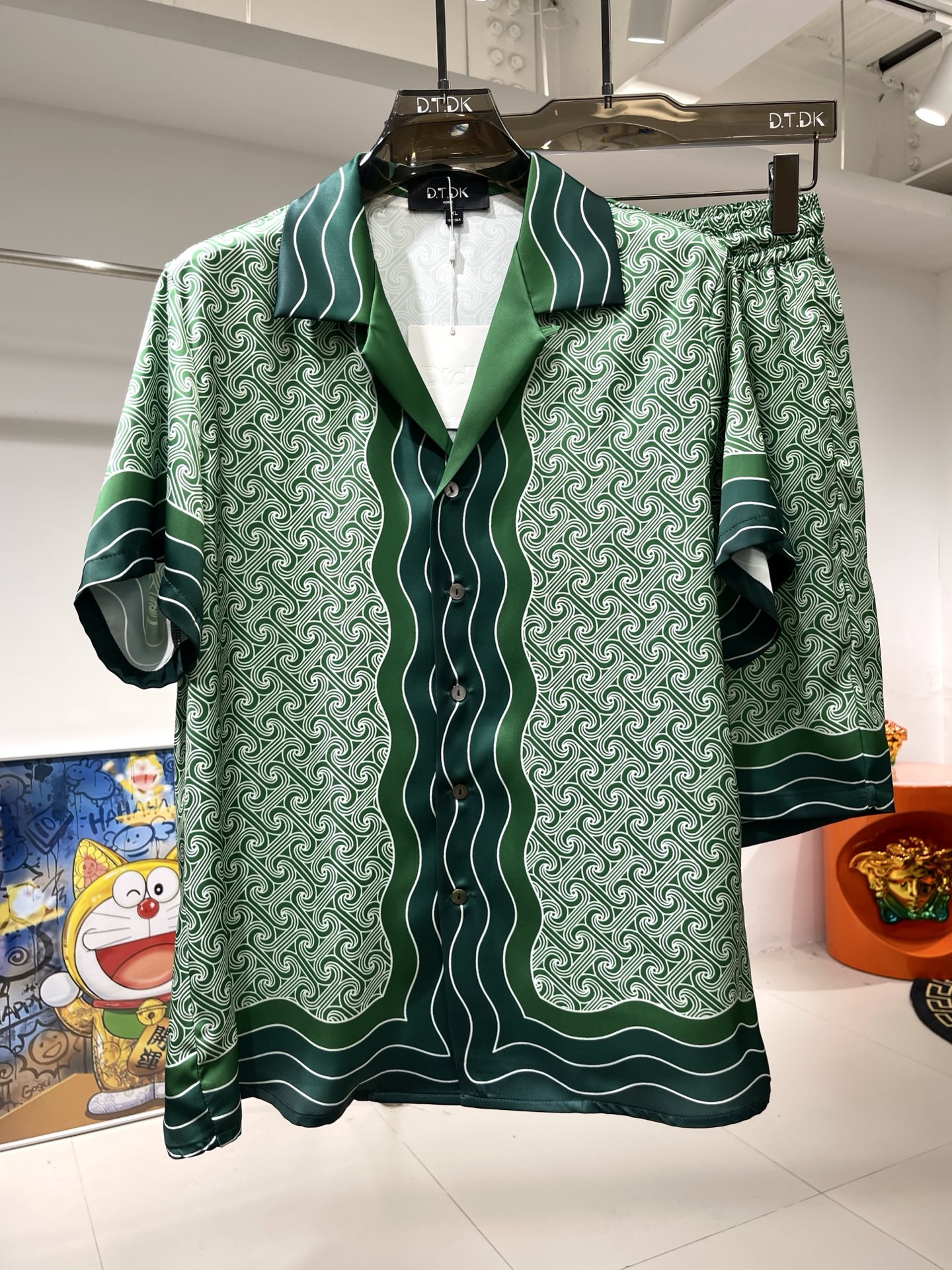 NO:431698,New shirt suit Casa Rose Satin shirt suit Plant fiber fabric Exclusive customization Smooth and skin-friendly, excellent drooping, true style Loose style Number of sizes M-3XL Maximum wear 260 catties, Shirts, alexander wang19860909衬衫套装新款 卡萨 玫瑰贡缎衬衫套装 植物纤维面料 独家定制 手感顺滑亲肤 垂感绝佳 真确版型 宽松版型 码数M-3XL 最大穿260斤,,shirts,alexander wang,Men's clothing