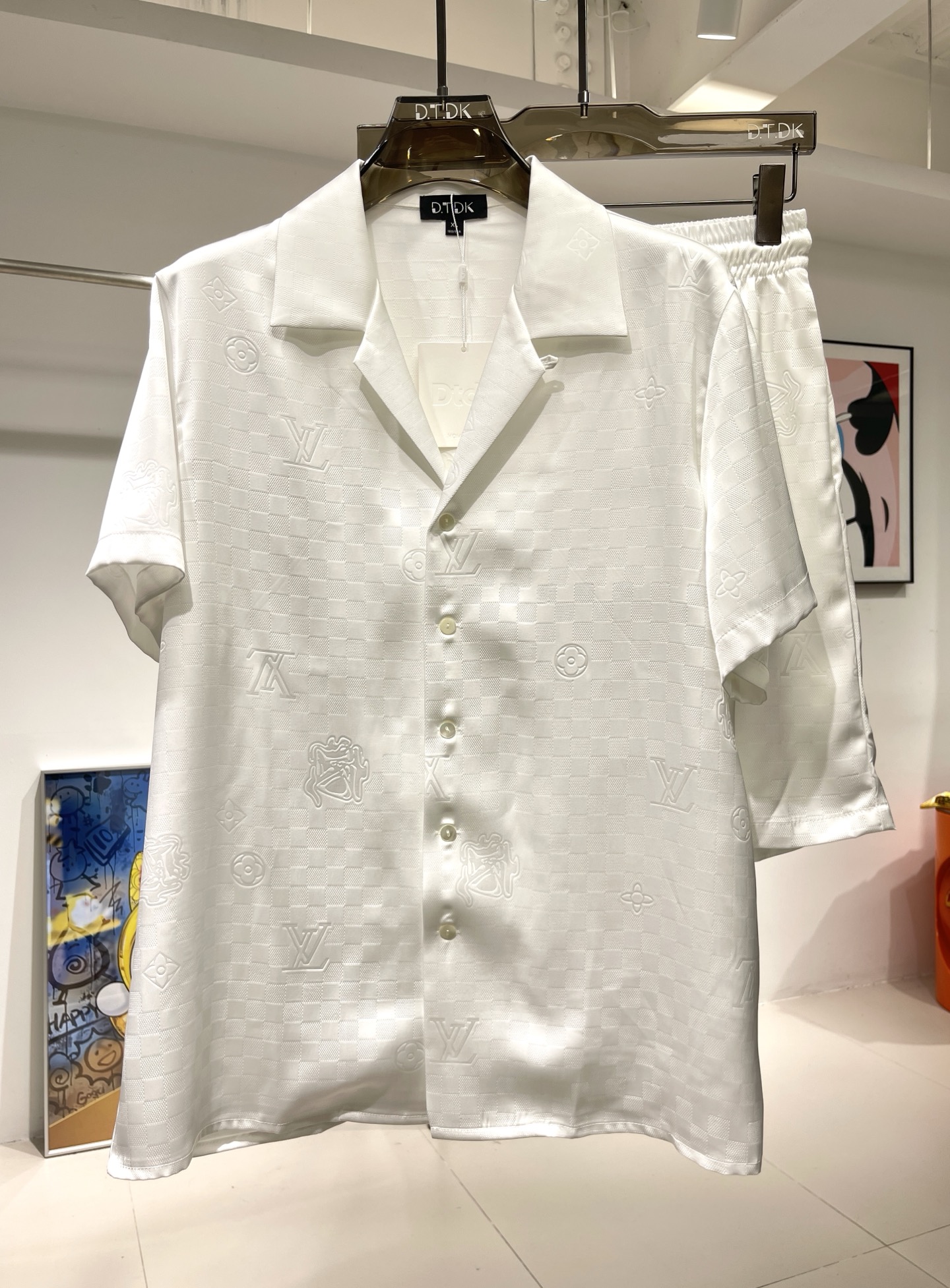 NO:431732,New shirt set 1V checkerboard Rose tribute satin shirt set Plant fiber fabric Exclusive customization Smooth and skin-friendly feel Excellent drape Real style Loose style Number of sizes M-3XL Maximum wear 260 catties,shirts,alexander wang19860909衬衫套装新款 1V棋盘格 玫瑰贡缎衬衫套装 植物纤维面料 独家定制 手感顺滑亲肤 垂感绝佳 真确版型 宽松版型 码数M-3XL 最大穿260斤,,shirts,alexander wang,Men's clothing