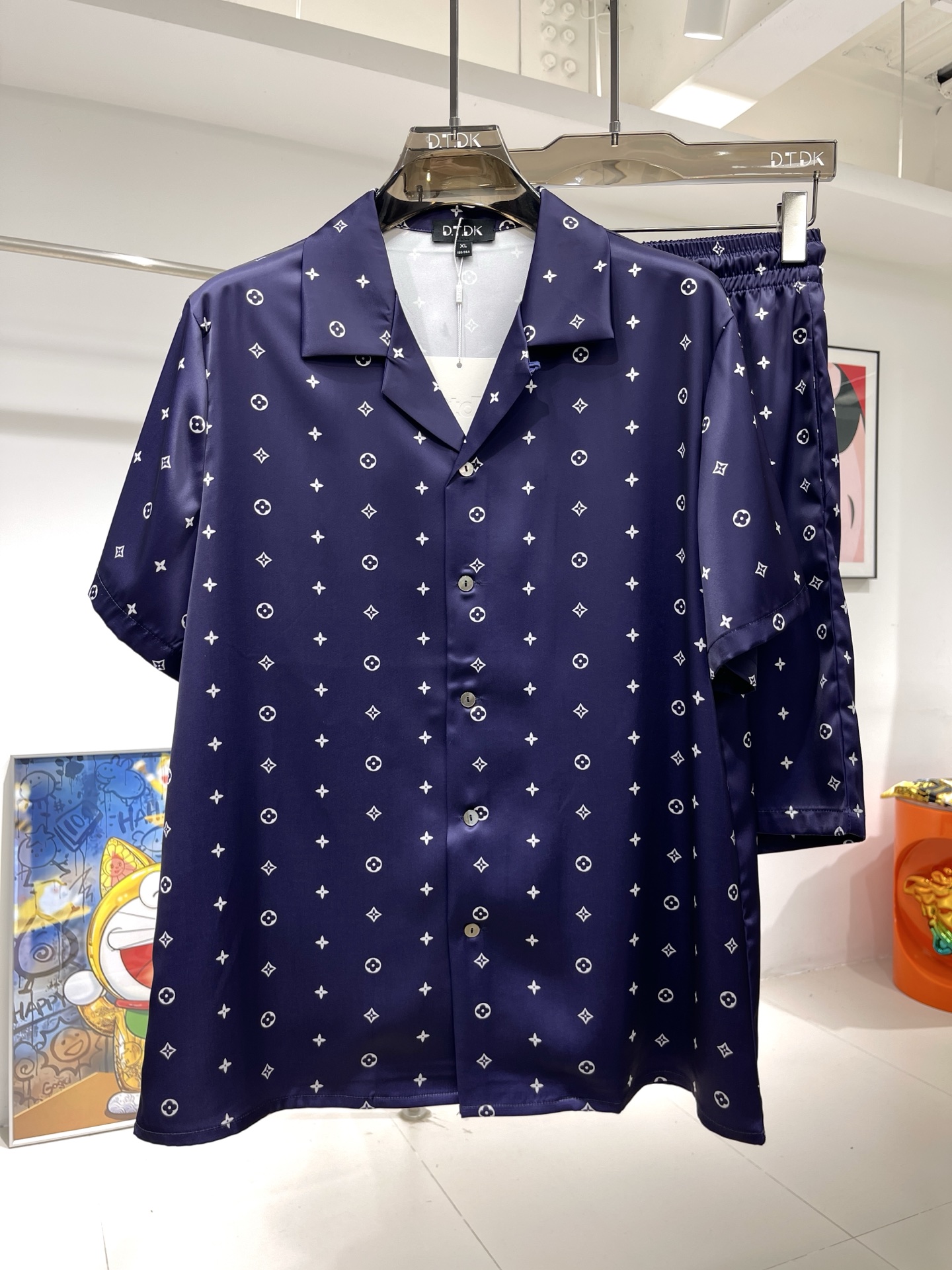 NO:431736,New shirt suit 1V small-label old-fashioned rose satin shirt suit plant fiber fabric exclusive customization smooth and skin-friendly, excellent drooping, true style loose style Number of sizes M-3XL Maximum wear 260 catties,shirts,alexander wang19860909衬衫套装新款 1V小标老花 玫瑰贡缎衬衫套装 植物纤维面料 独家定制 手感顺滑亲肤 垂感绝佳 真确版型 宽松版型 码数M-3XL 最大穿260斤,,shirts,alexander wang,Men's clothing