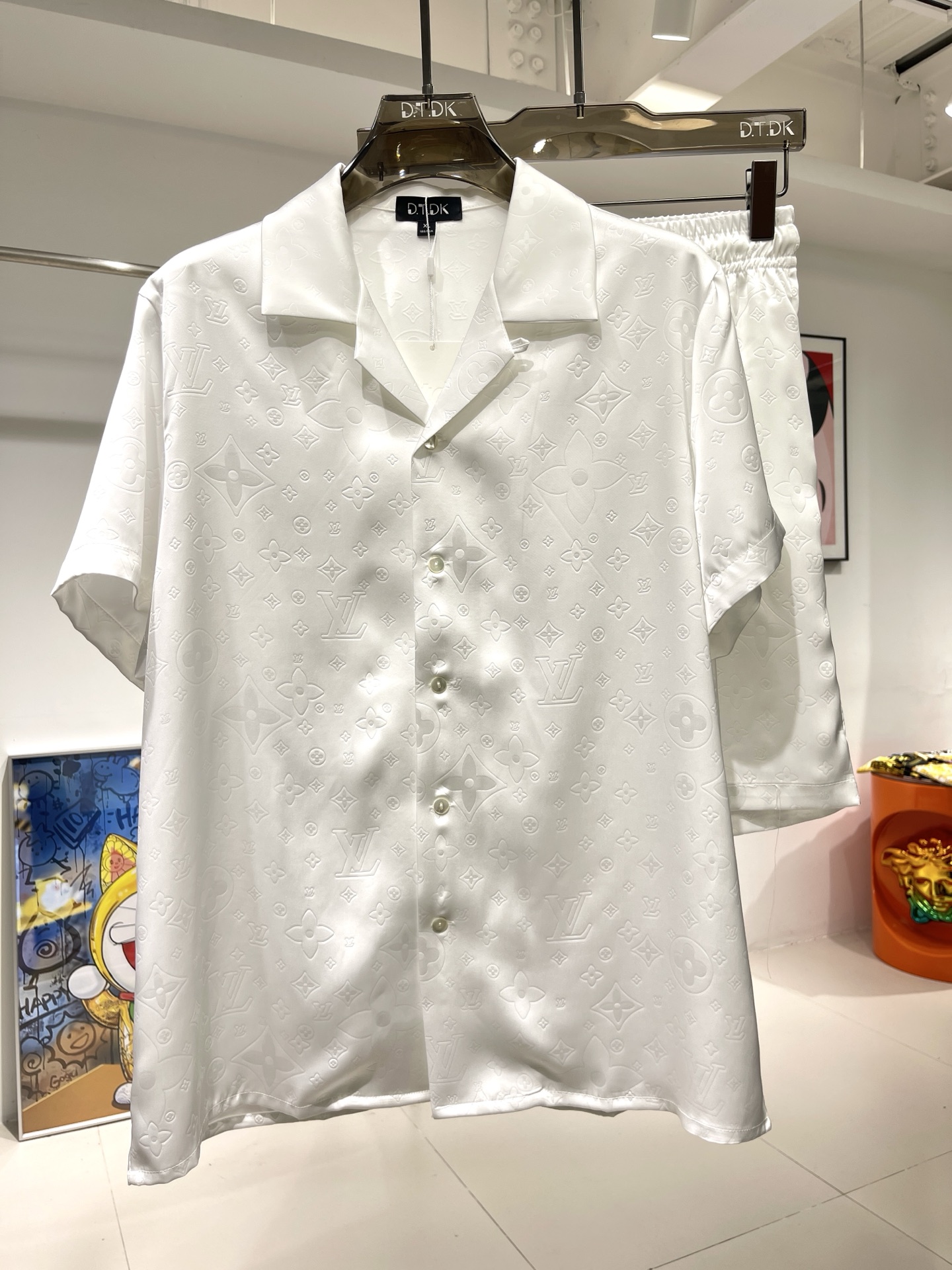 NO:431747,New shirt suit, embossed 1V old-fashioned rose satin shirt suit, plant fiber fabric, exclusive customization, smooth and skin-friendly, excellent drooping, true style, loose style, size M-3XL, maximum wear 260 catties,shirts,alexander wang19860909衬衫套装新款 压花1V老花 玫瑰贡缎衬衫套装 植物纤维面料 独家定制 手感顺滑亲肤 垂感绝佳 真确版型 宽松版型 码数M-3XL 最大穿260斤,,shirts,alexander wang,Men's clothing